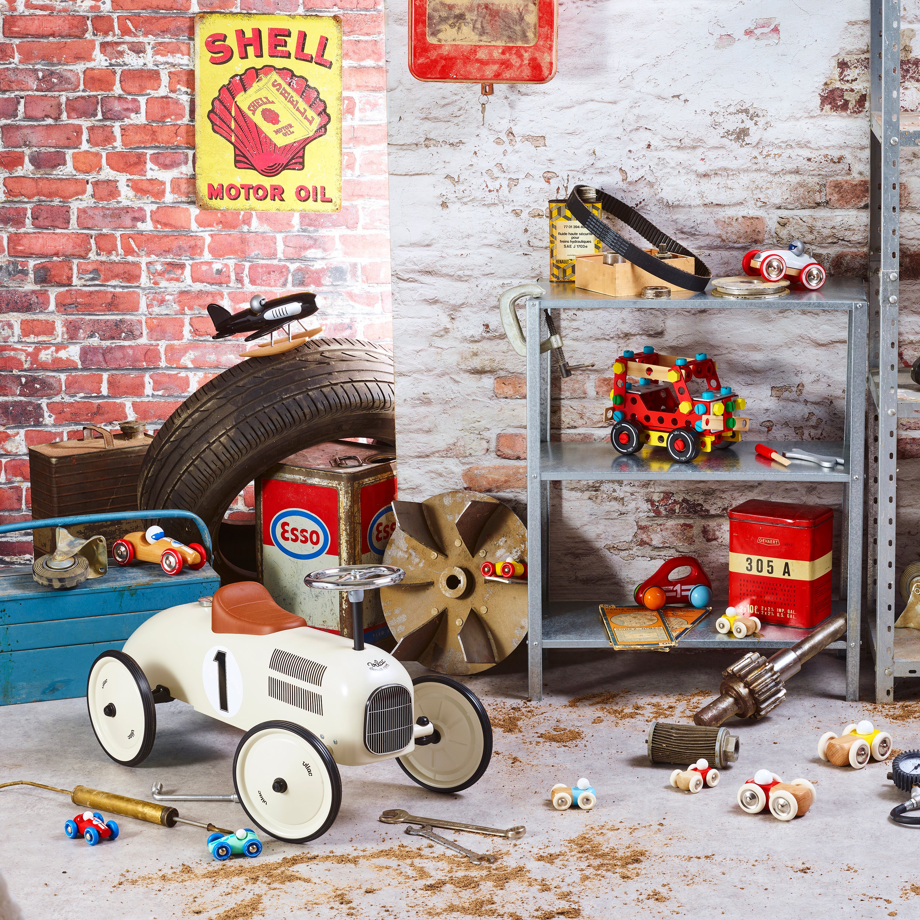 Vintažinė metalinė paspiriama mašinėlė (kreminė balta)