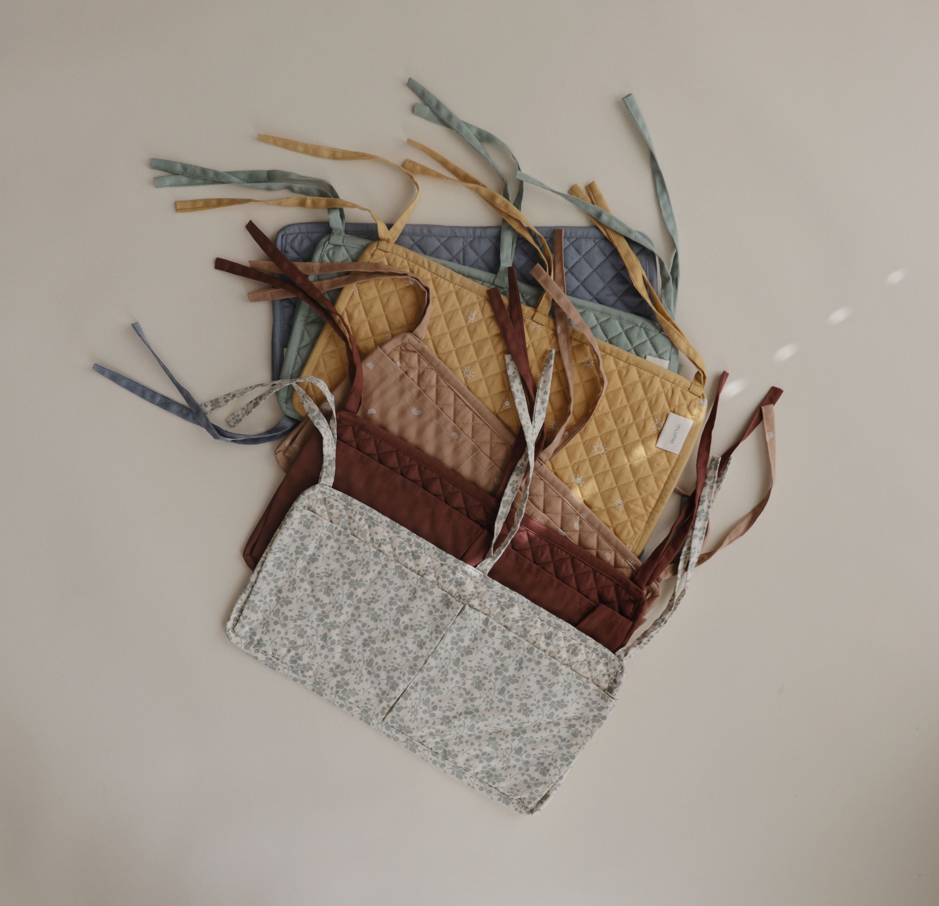 Mushie lovytės kišenė „Crib Pocket“ – Roman Green