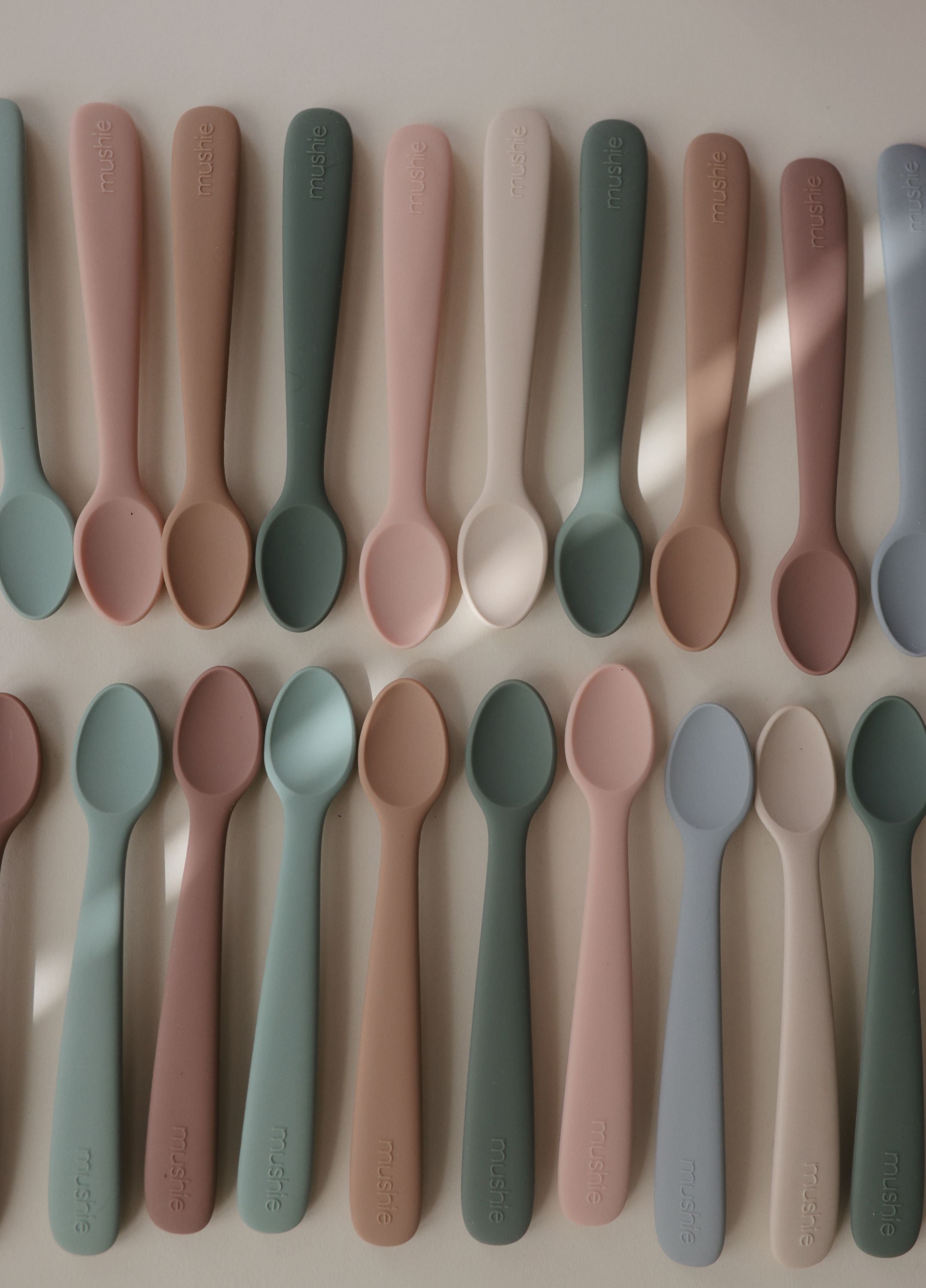 Silikoniniai maitinimo šaukšteliai „Feeding Spoons“, 2 vnt. – Blush/Shifting Sand