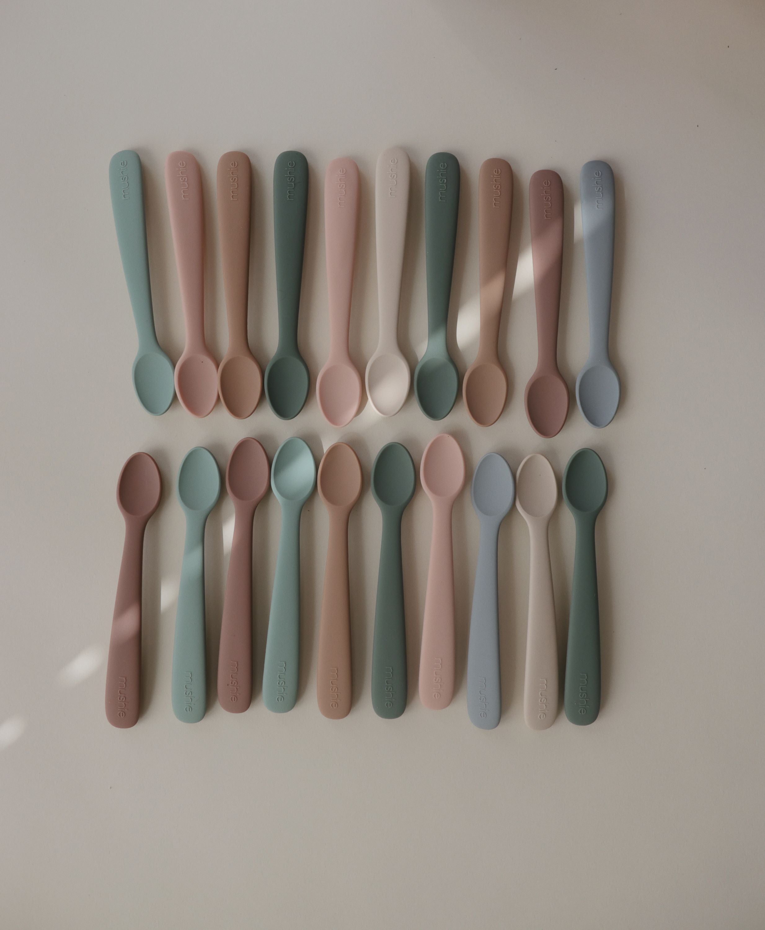 Silikoniniai maitinimo šaukšteliai „Feeding Spoons“, 2 vnt. – Dried Thyme/Natural