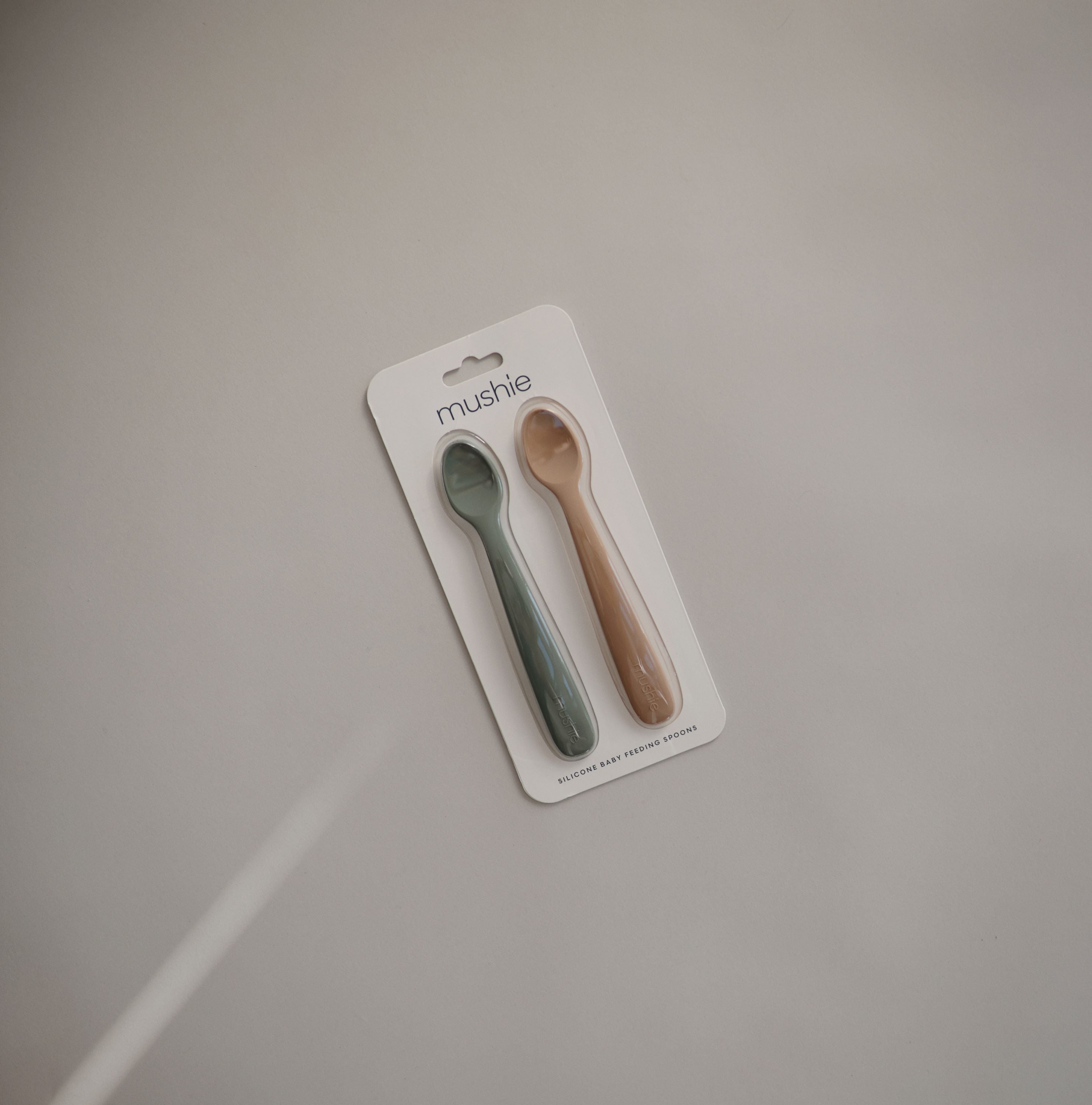 Silikoniniai maitinimo šaukšteliai „Feeding Spoons“, 2 vnt. – Blush/Shifting Sand
