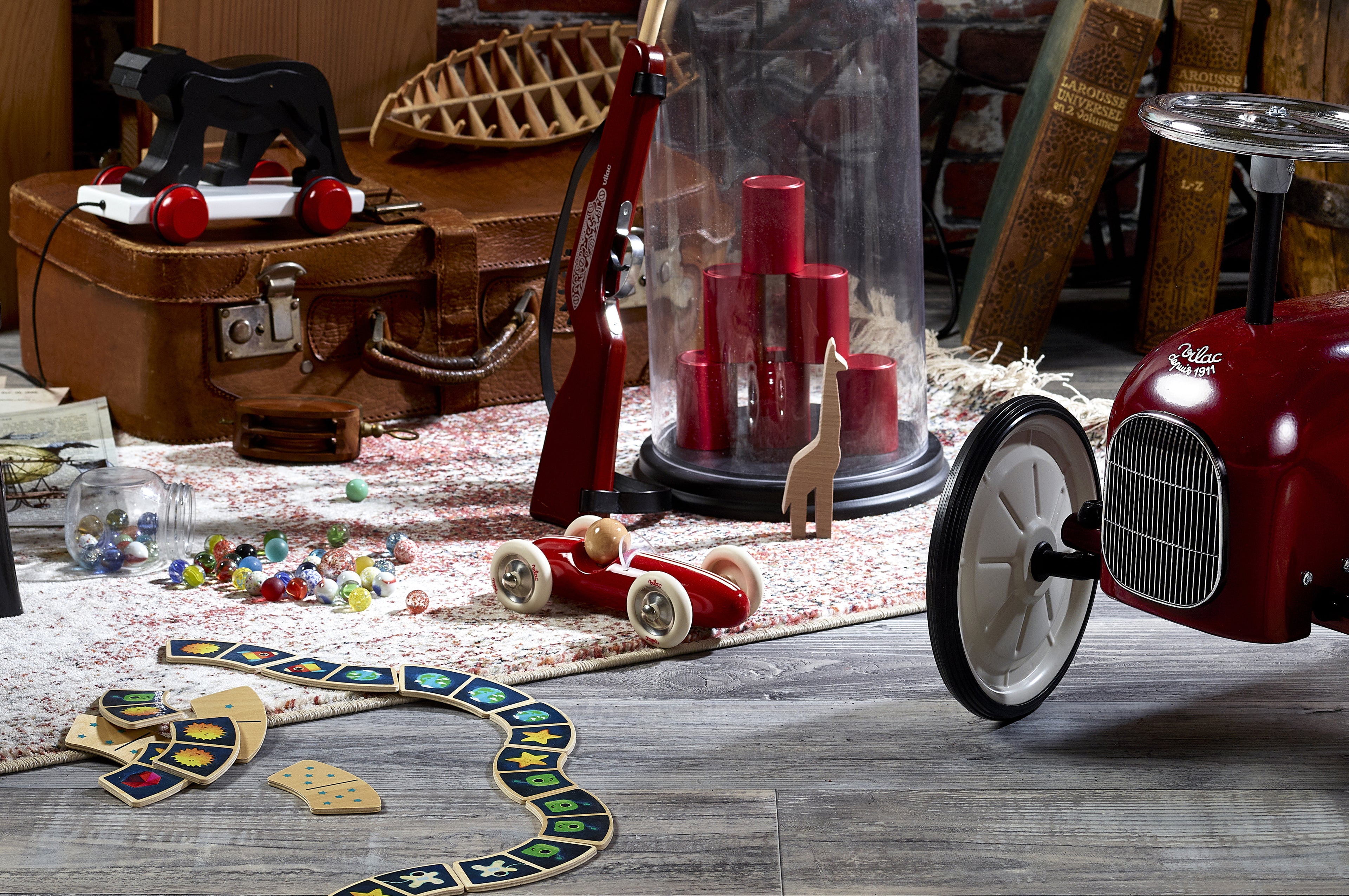 Medinė vintažinė mašinėlė „Grand Prix“ (raudona)