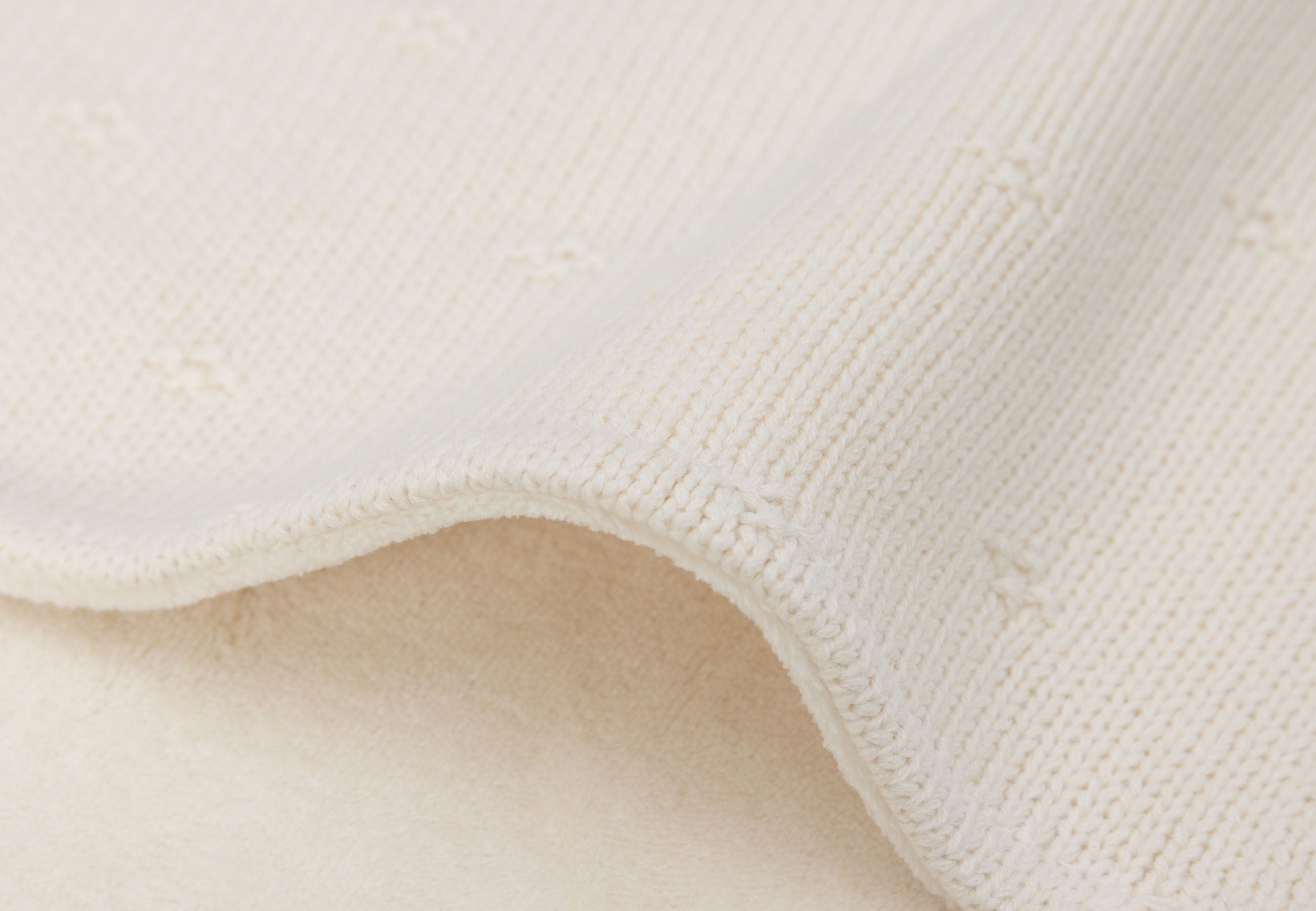 Megzta antklodė 75x100cm Cosy Knit, dramblio kaulo spalvos