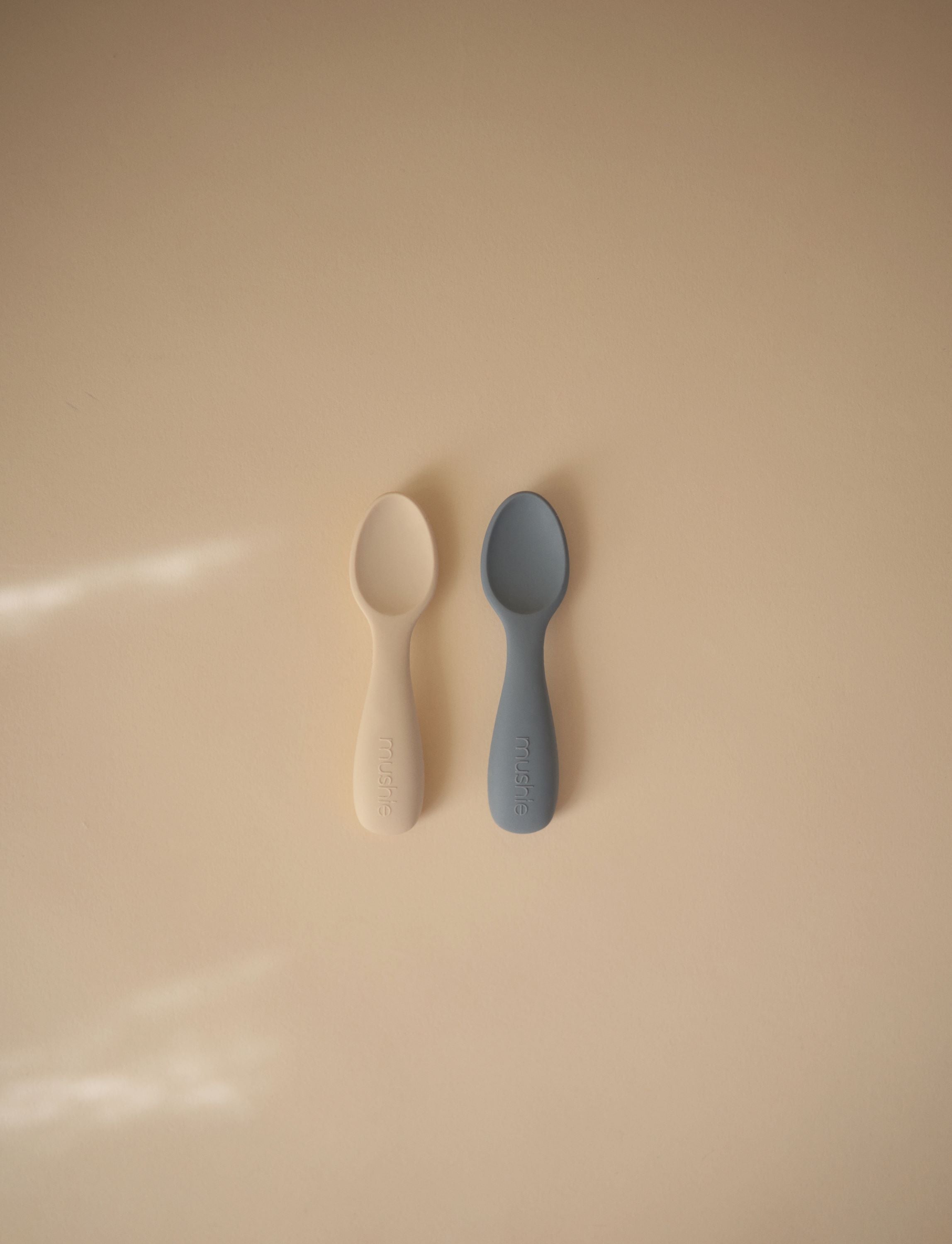 Silikoniniai pirmieji šaukšteliai „Toddler Starter Spoons“, 2 vnt. – Tradewinds/Shifting Sand