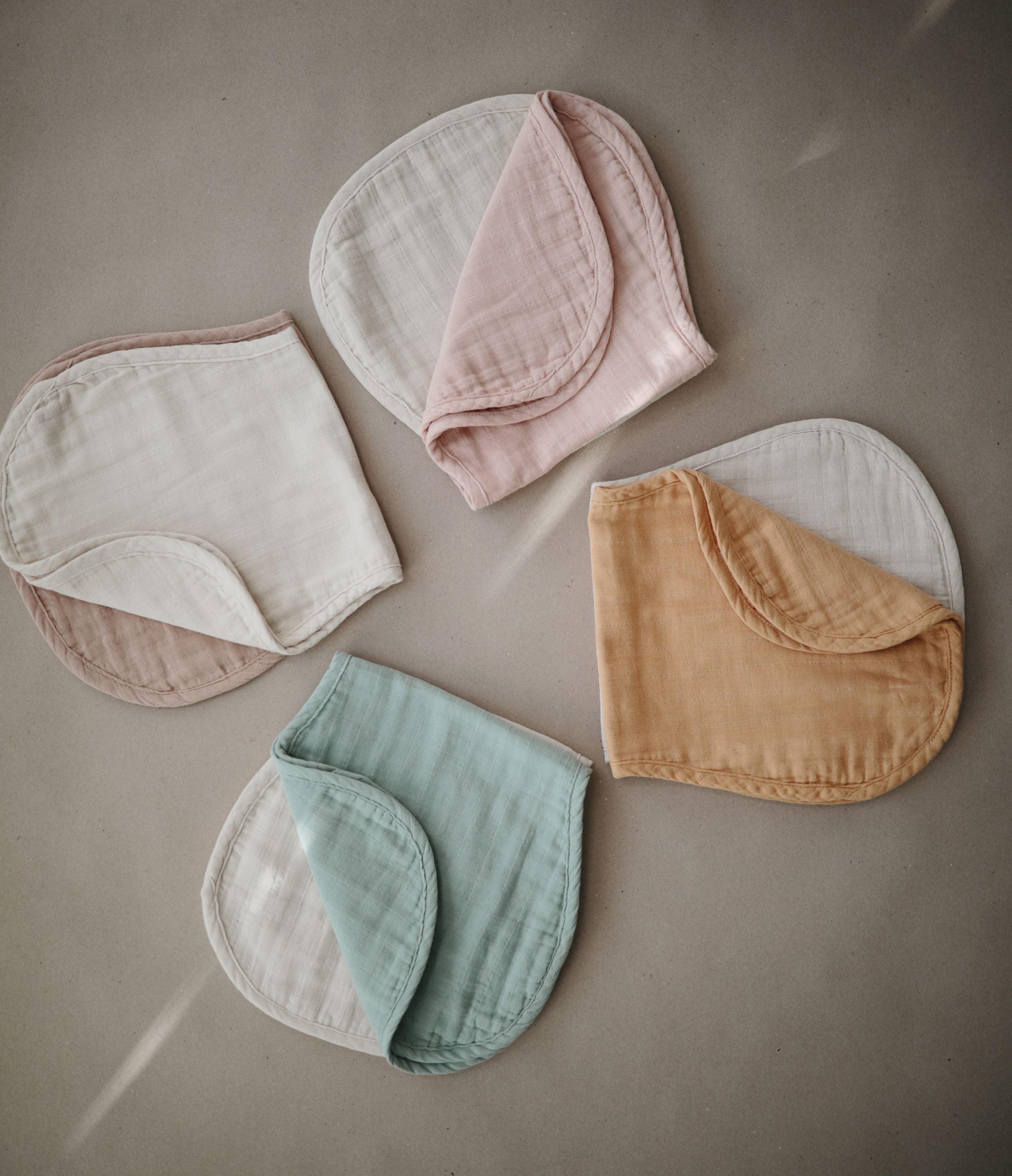 Mushie seilinukai nuo atpylimo „Burp Cloth“, 2 vnt. – Fall Yellow/Fog