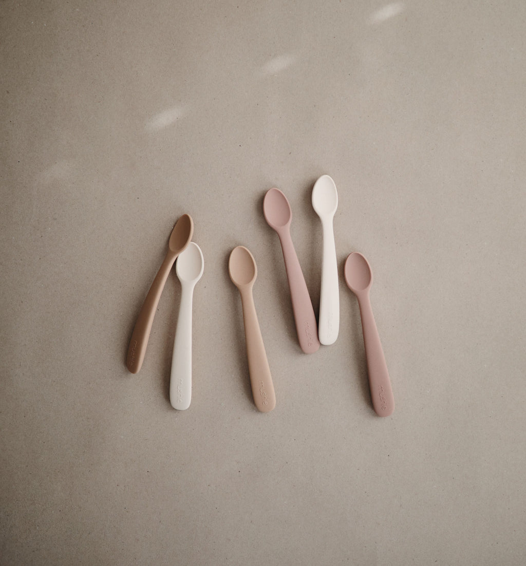 Silikoniniai maitinimo šaukšteliai „Feeding Spoons“, 2 vnt. – Blush/Shifting Sand