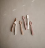Silikoniniai maitinimo šaukšteliai „Feeding Spoons“, 2 vnt. – Blush/Shifting Sand