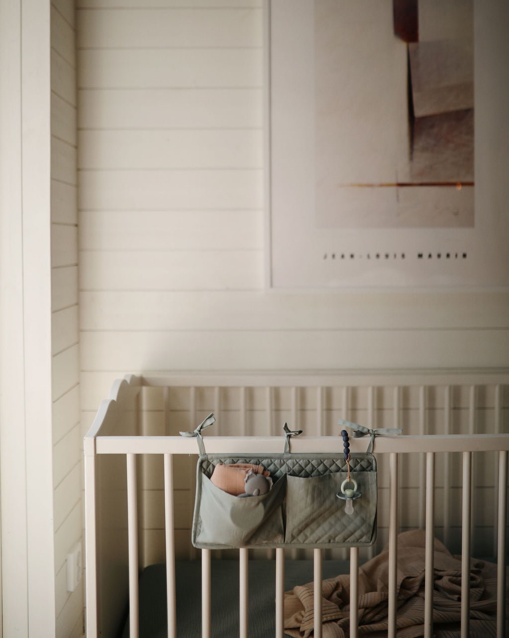 Mushie lovytės kišenė „Crib Pocket“ – Roman Green