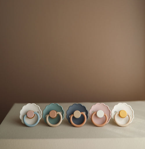 Apvalūs lateksiniai čiulptukai „Daisy“, 2 vnt. Baby Desert/Cream (6–18 mėn.)