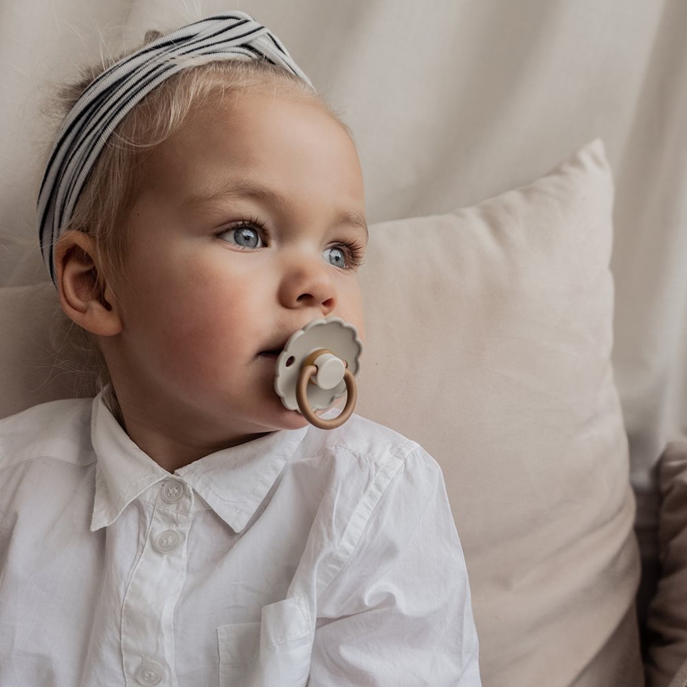 FRIGG Daisy apvalūs lateksiniai čiulptukai, 2 vnt. – Baby Desert/Cream, dydis 2