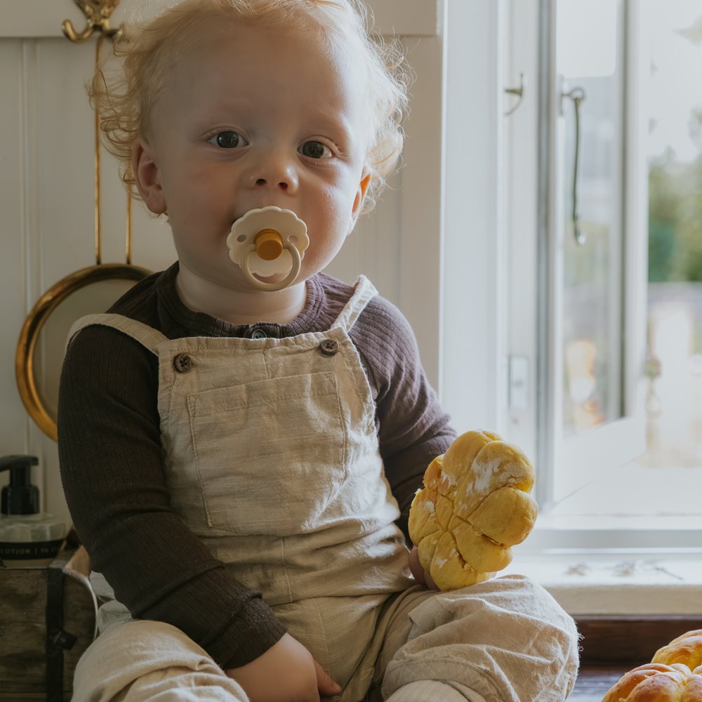 FRIGG Daisy apvalūs lateksiniai čiulptukai, 2 vnt. – Chamomile/Honey Gold, dydis 2