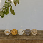 Apvalūs lateksiniai čiulptukai „Daisy“, 2 vnt. Chamomile/Honey Gold (6-18 mėn.)