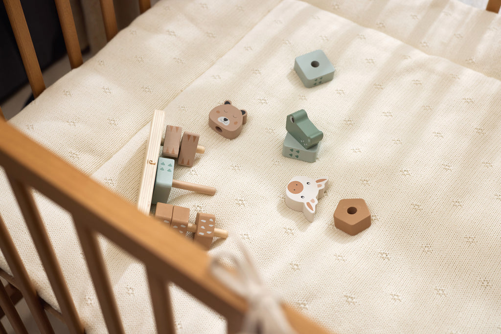 Medinis dėliojamas bokštelis, įvairiaspalvis