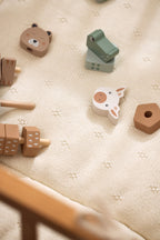 Medinis dėliojamas bokštelis, įvairiaspalvis