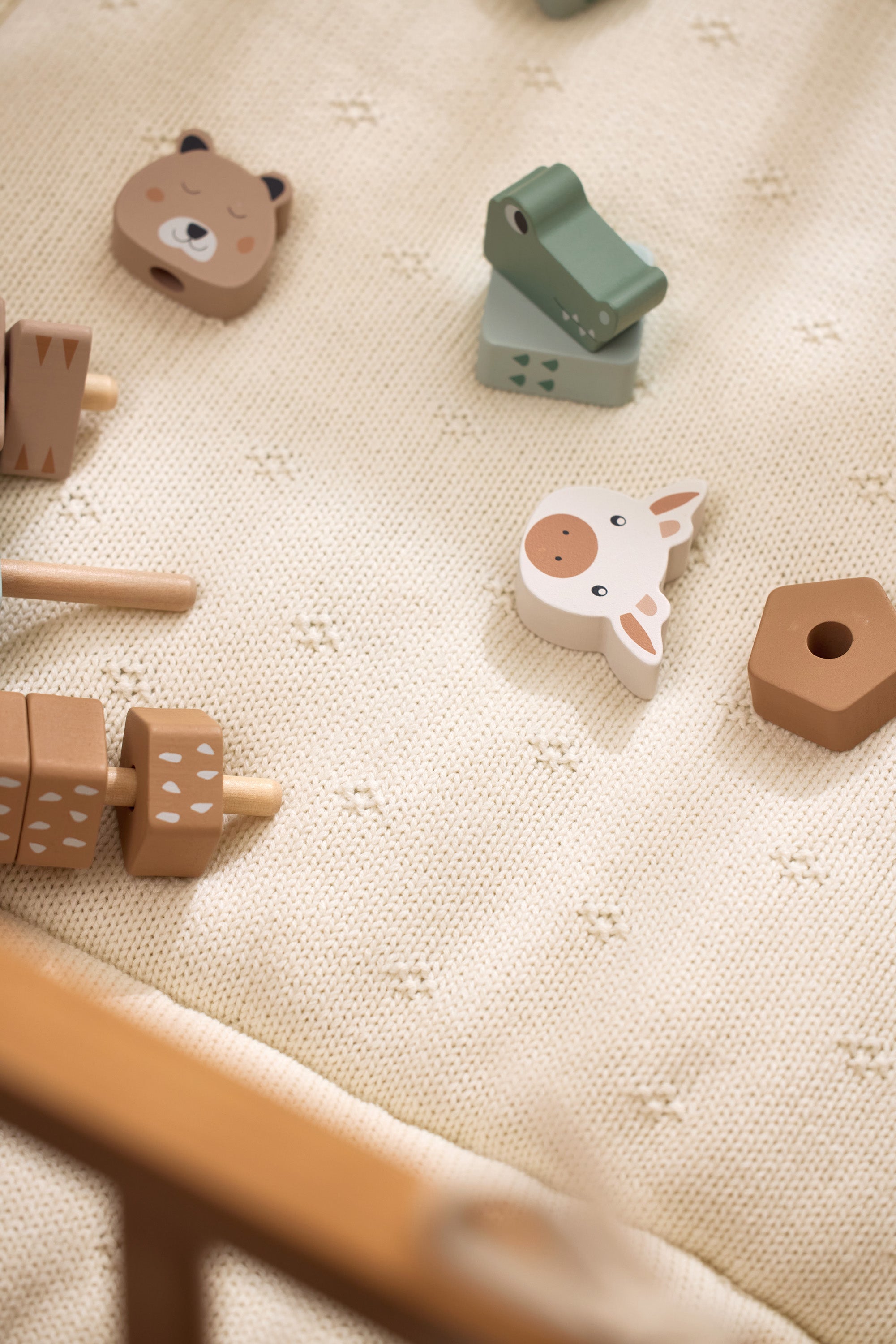 Medinis dėliojamas bokštelis, įvairiaspalvis