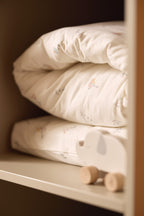 Medinis drambliukas ant ratukų, nougato spalvos