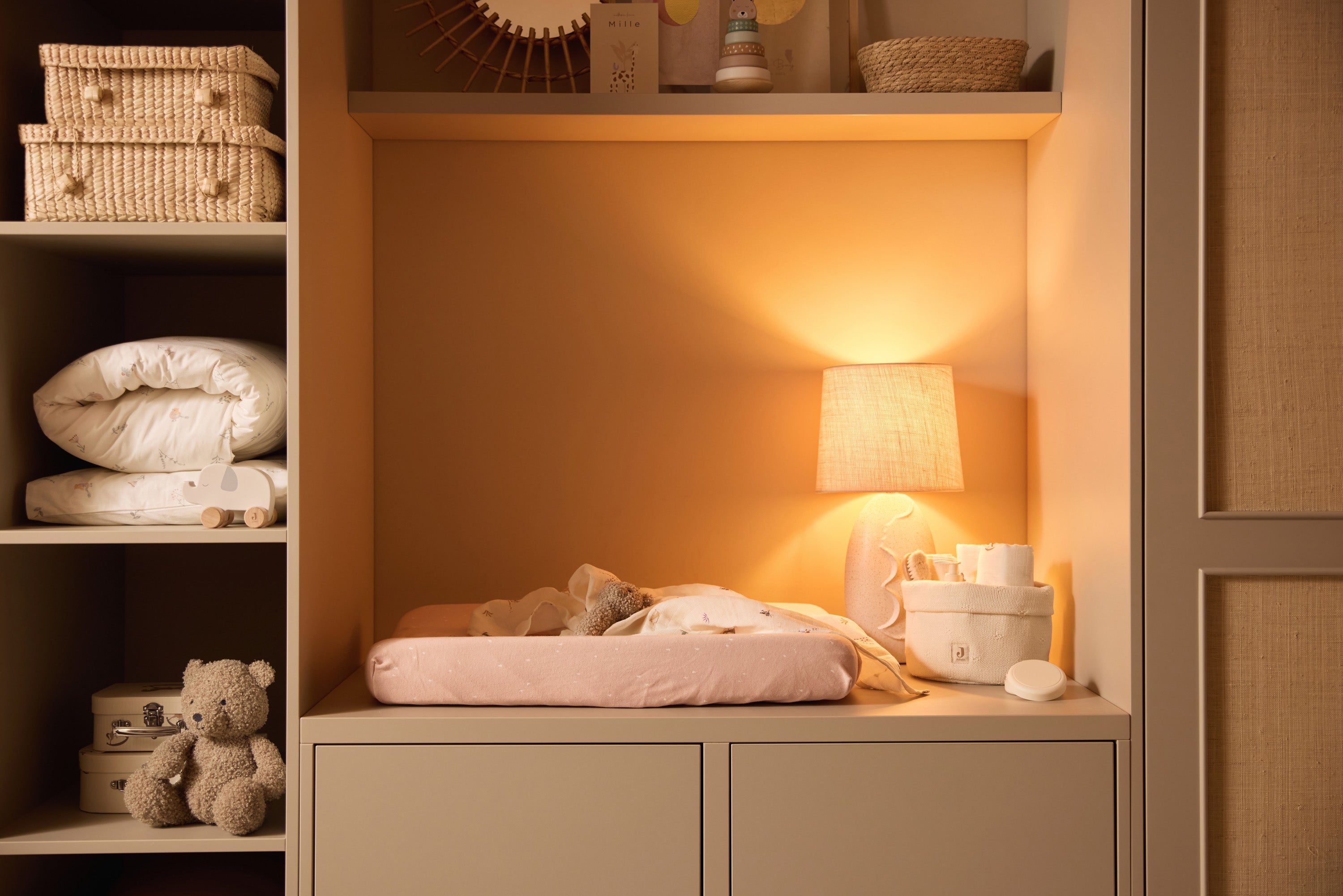 Medinis drambliukas ant ratukų, nougato spalvos