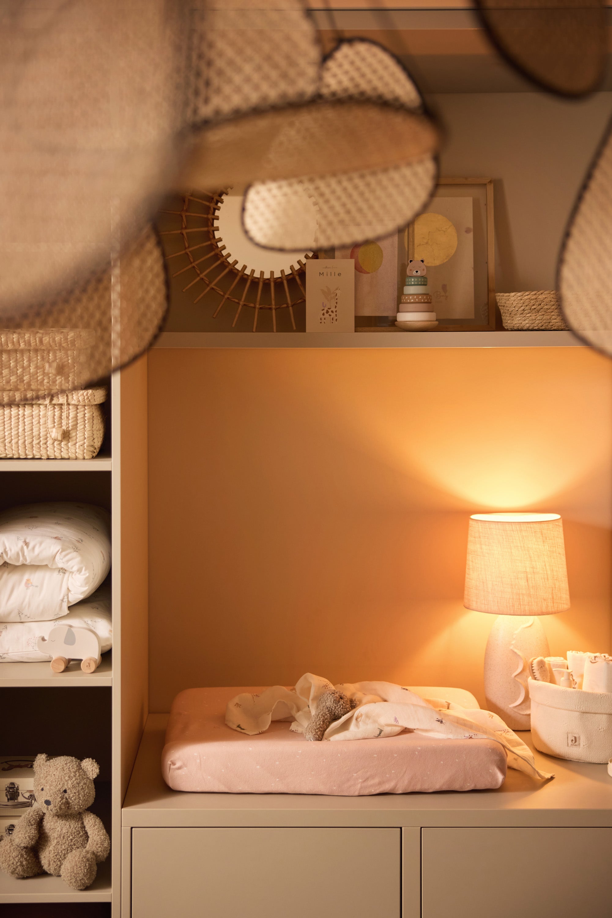 Medinis drambliukas ant ratukų, nougato spalvos