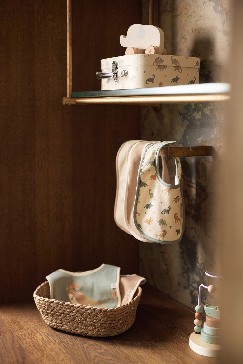 Medinis drambliukas ant ratukų, nougato spalvos