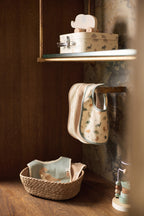 Medinis drambliukas ant ratukų, nougato spalvos