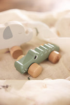 Medinis drambliukas ant ratukų, nougato spalvos