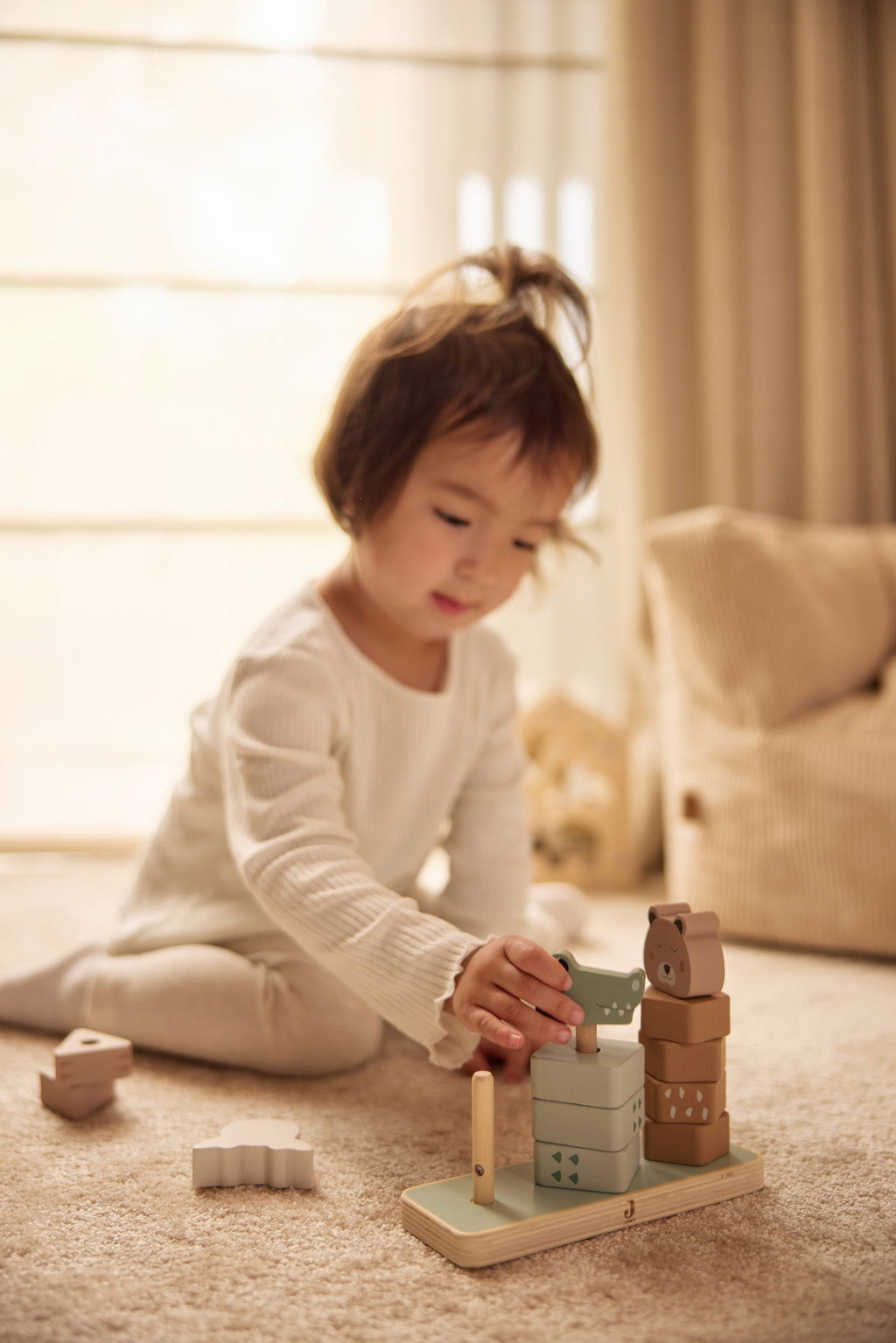 Medinis dėliojamas bokštelis, įvairiaspalvis