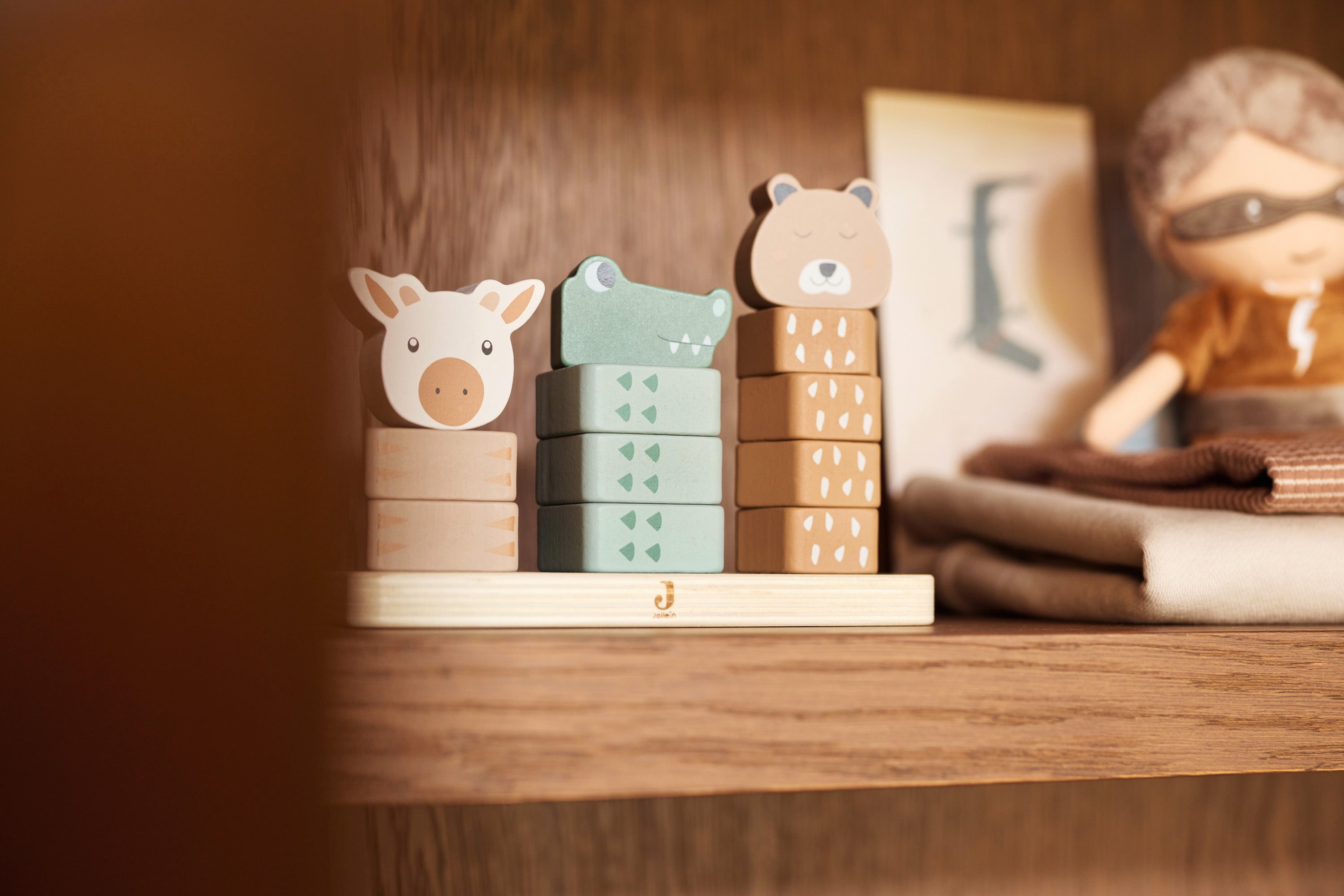 Medinis dėliojamas bokštelis, įvairiaspalvis