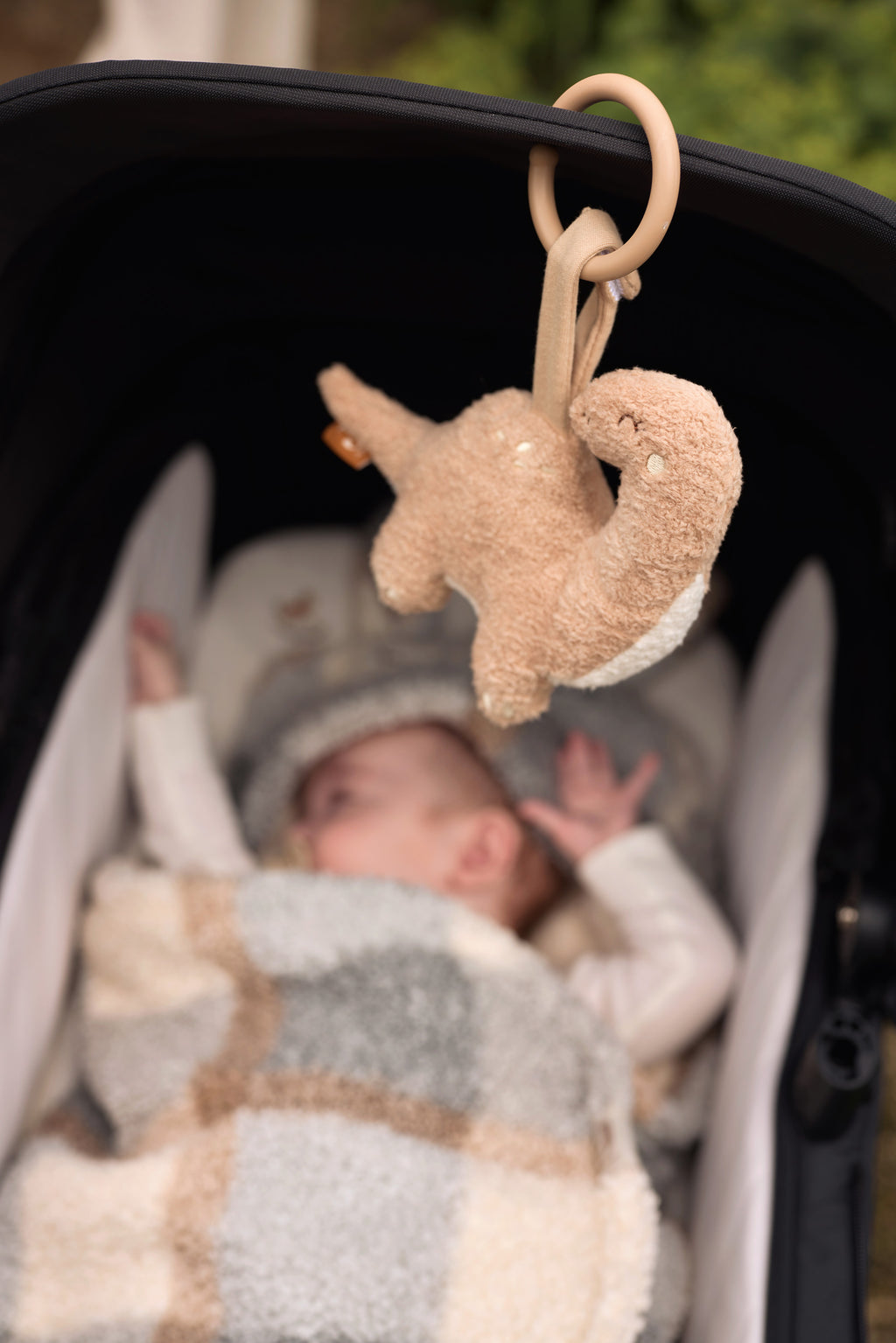 Vežimėlio pakabinamas žaisliukas, įvairiaspalvis