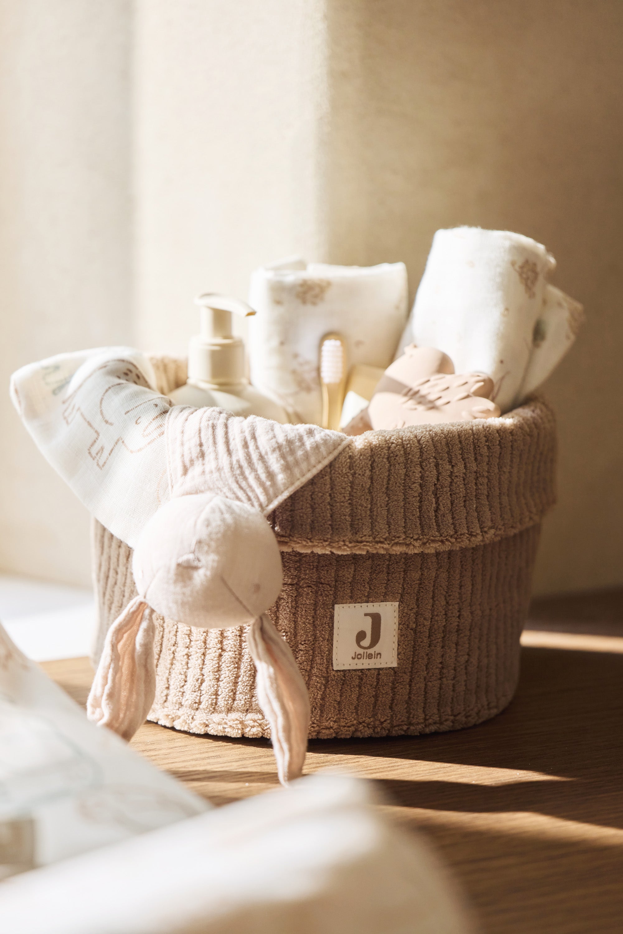 Vystymo stalo krepšelis „Cloudy Rib“, kavos su pienu spalvos