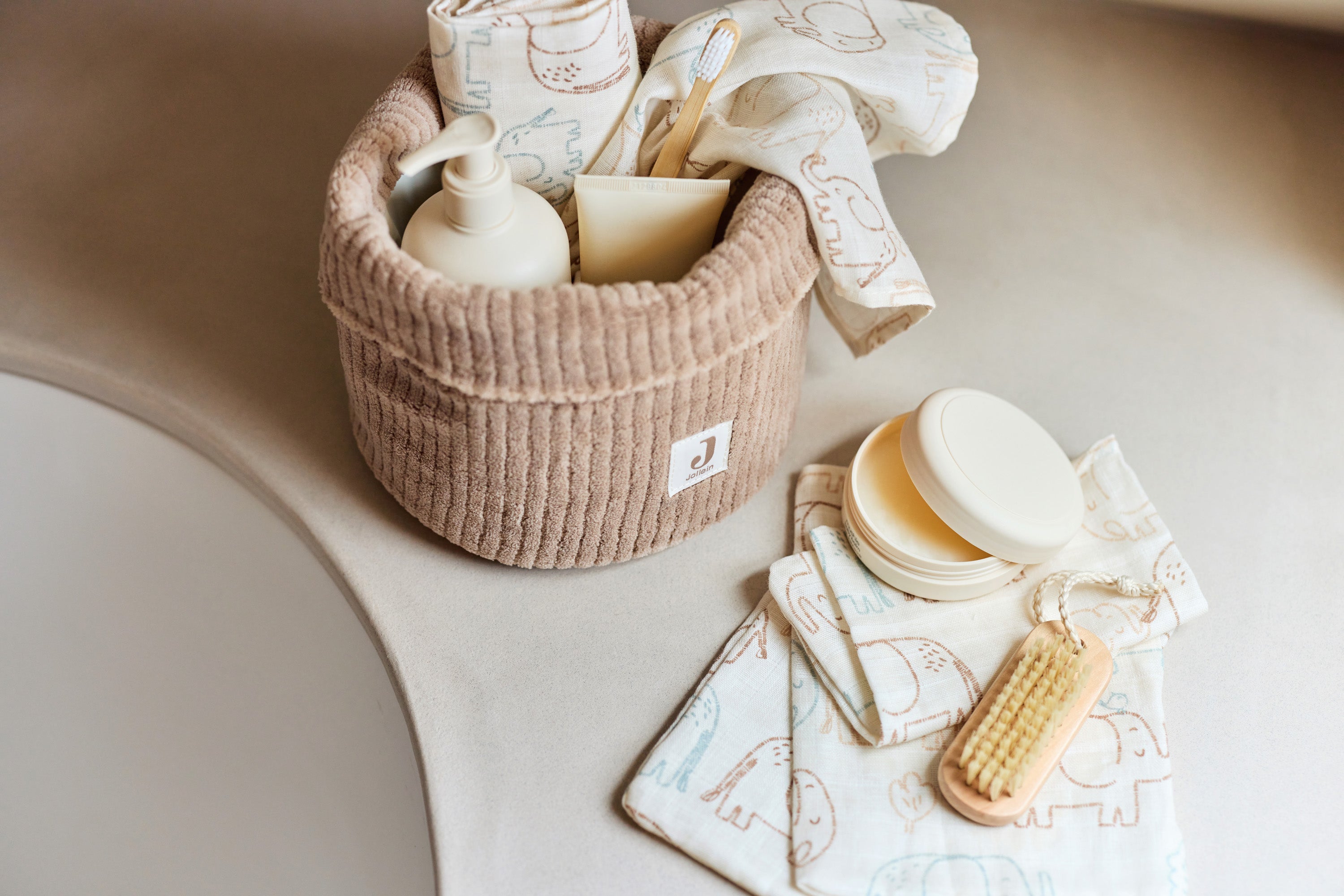 Vystymo stalo krepšelis „Cloudy Rib“, kavos su pienu spalvos