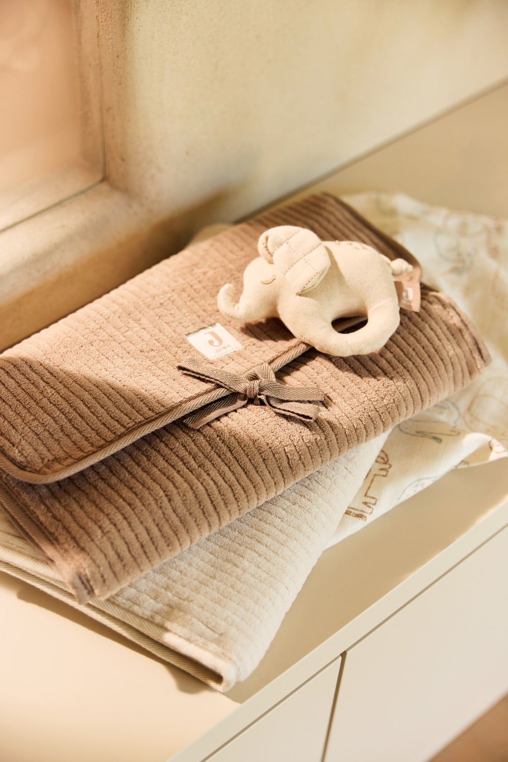 Nešiojamas vystymo kilimėlis su kišenėlėmis „Cloudy Rib“, avižinės spalvos