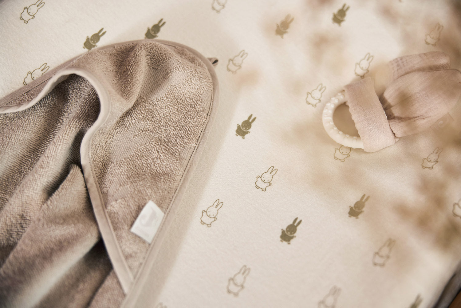 Rankšluostis su gobtuvu 75×75cm (frotė) „Miffy Jacquard“, nougato spalvos