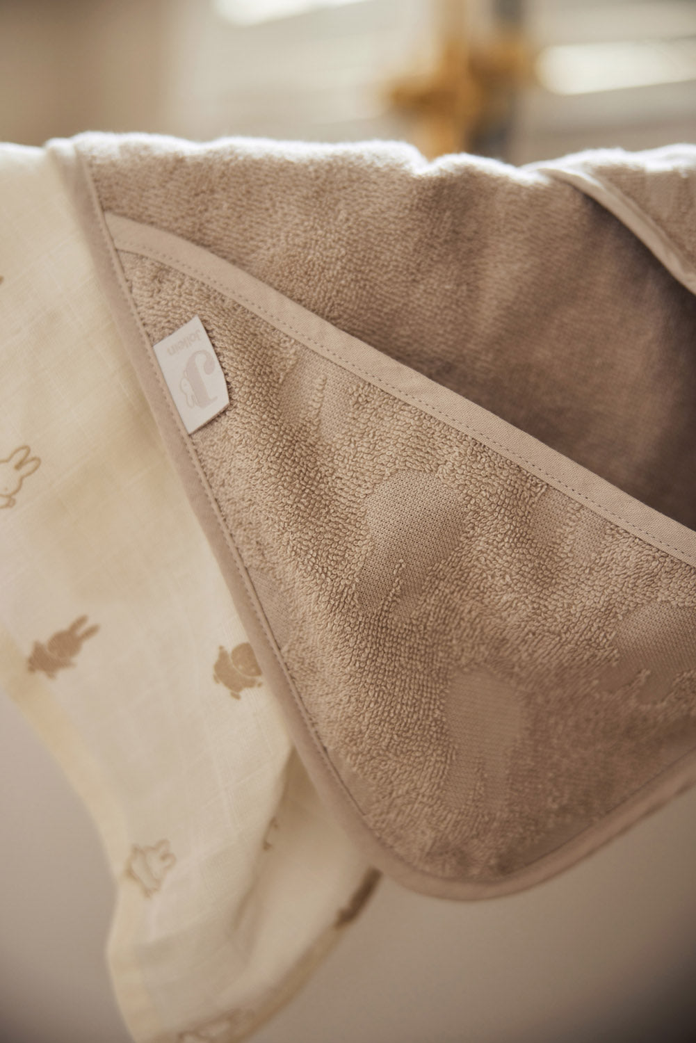 Rankšluostis su gobtuvu 75×75cm (frotė) „Miffy Jacquard“, nougato spalvos