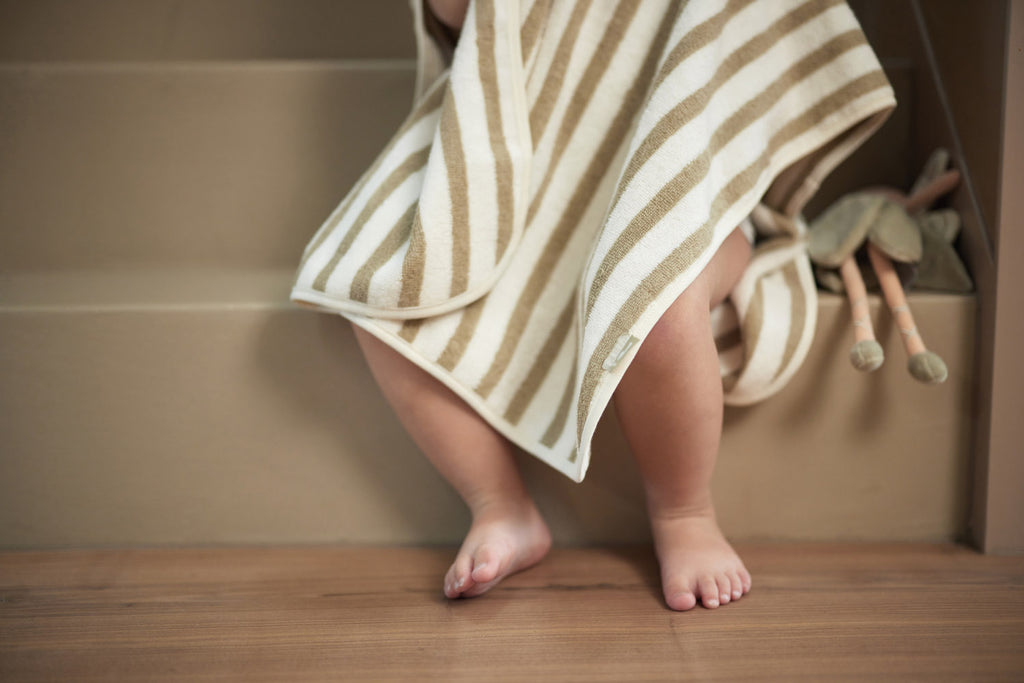 Vaikiškas chalatas 3–4 m. (dryžuotas) (frotė) (GOTS), alyvuogių žalios spalvos