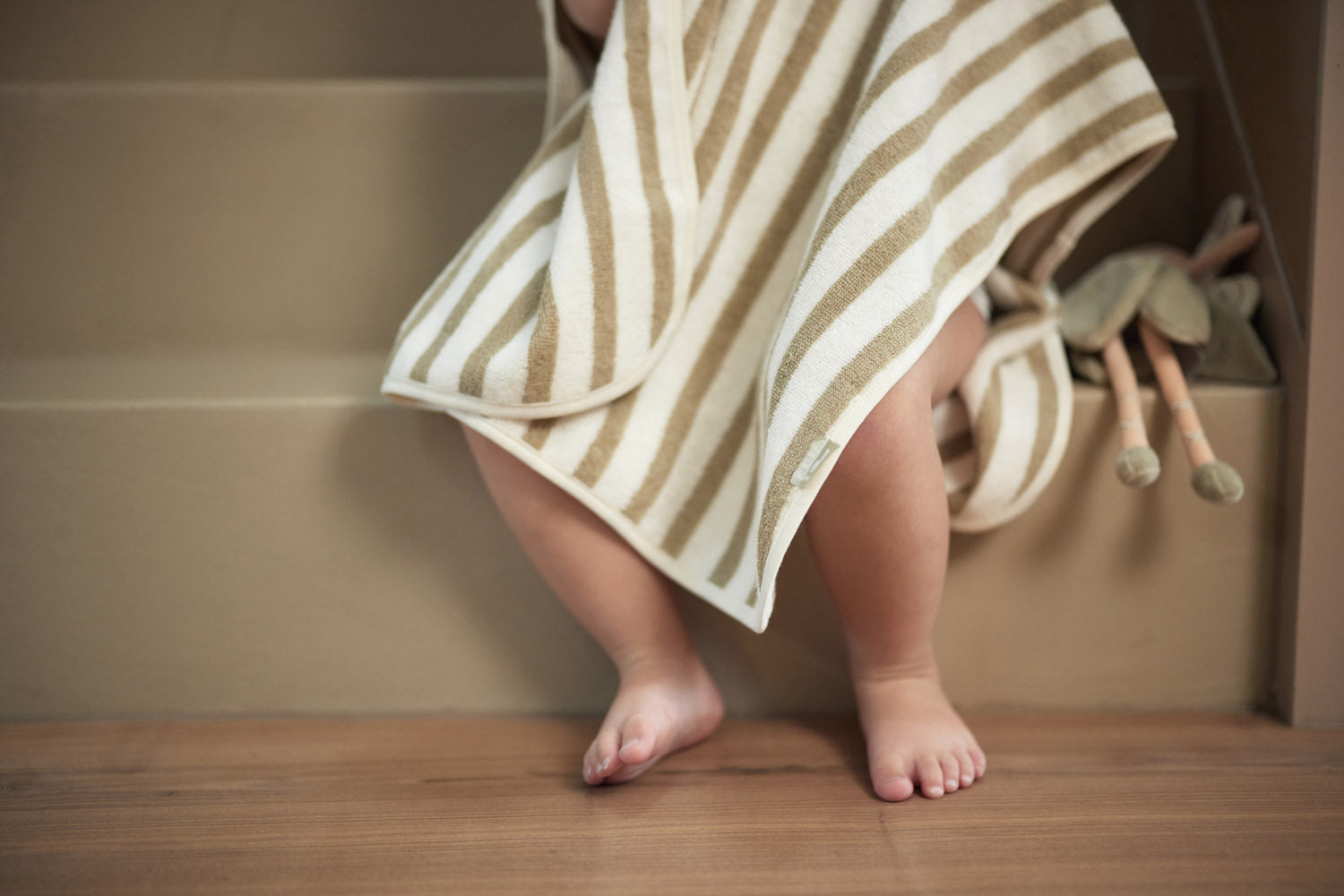 Vaikiškas chalatas 3–4 m. (dryžuotas) (frotė) (GOTS), alyvuogių žalios spalvos