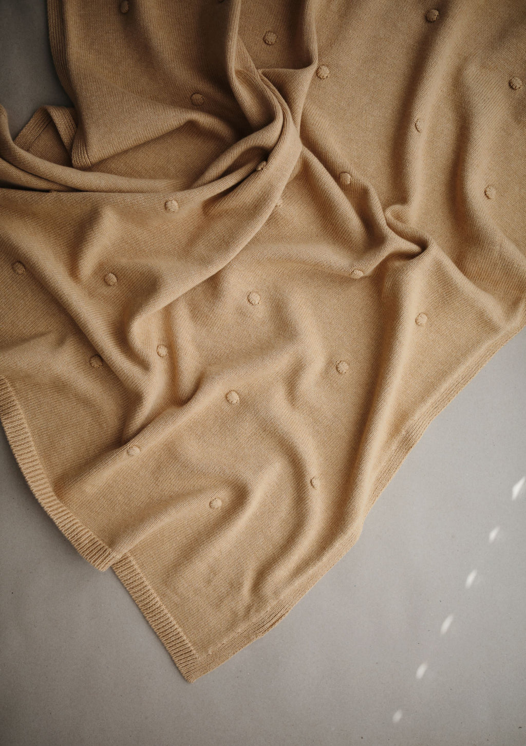 Megztas kūdikio pledukas „Textured Dots“ – Mustard Melange