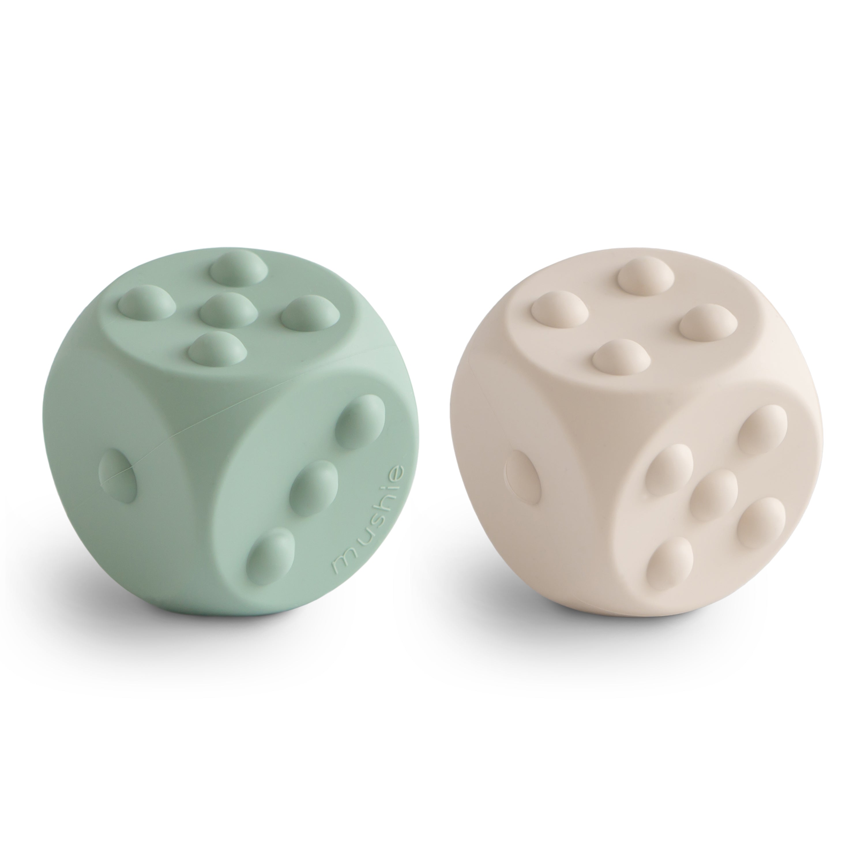 Mushie spaudžiamas žaislas „Dice Press Toy“, 2 vnt. – Cambridge Blue/Shifting Sands