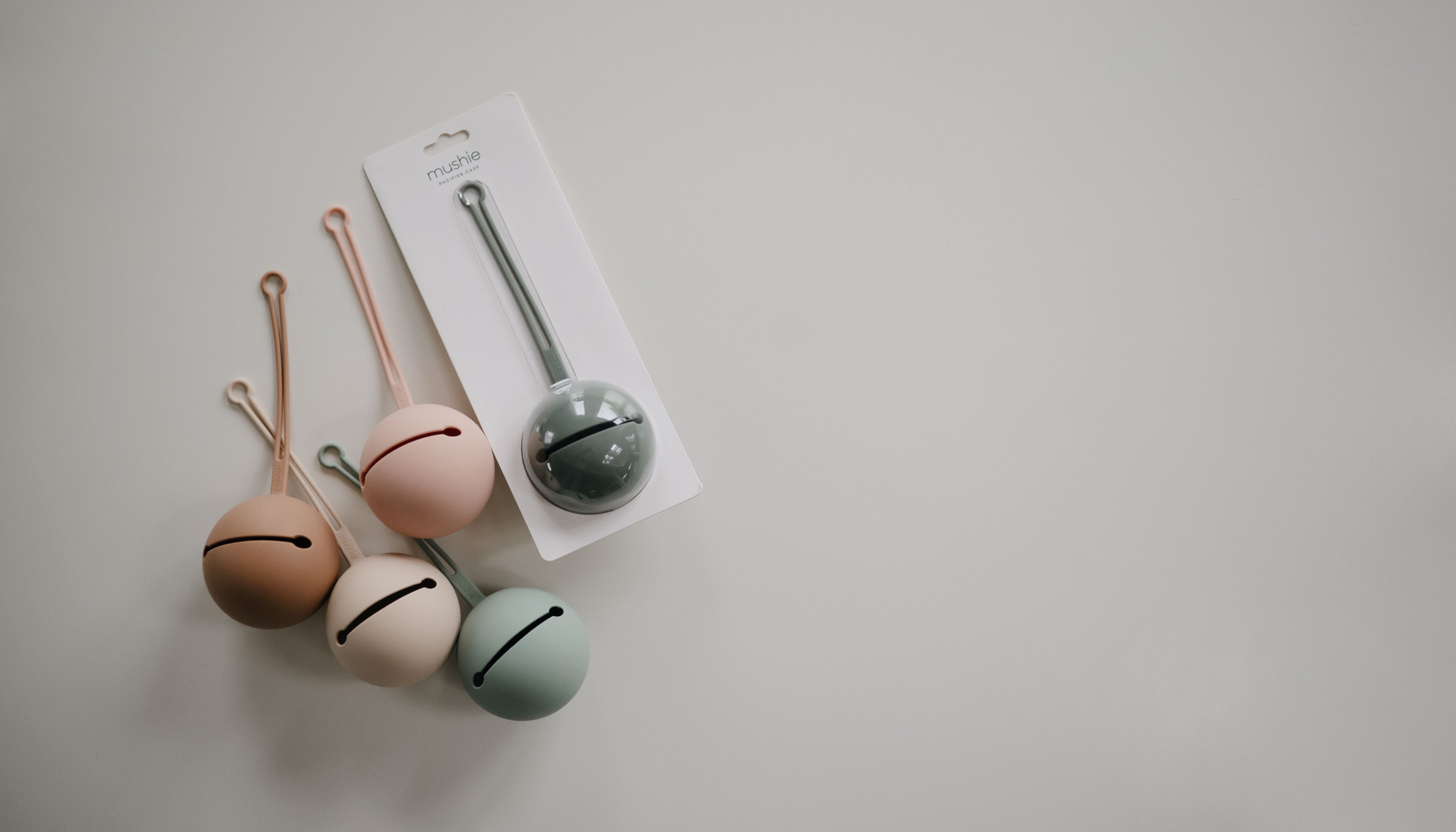 Čiulptukų silikoninis dėklas  - Pilkai rusva