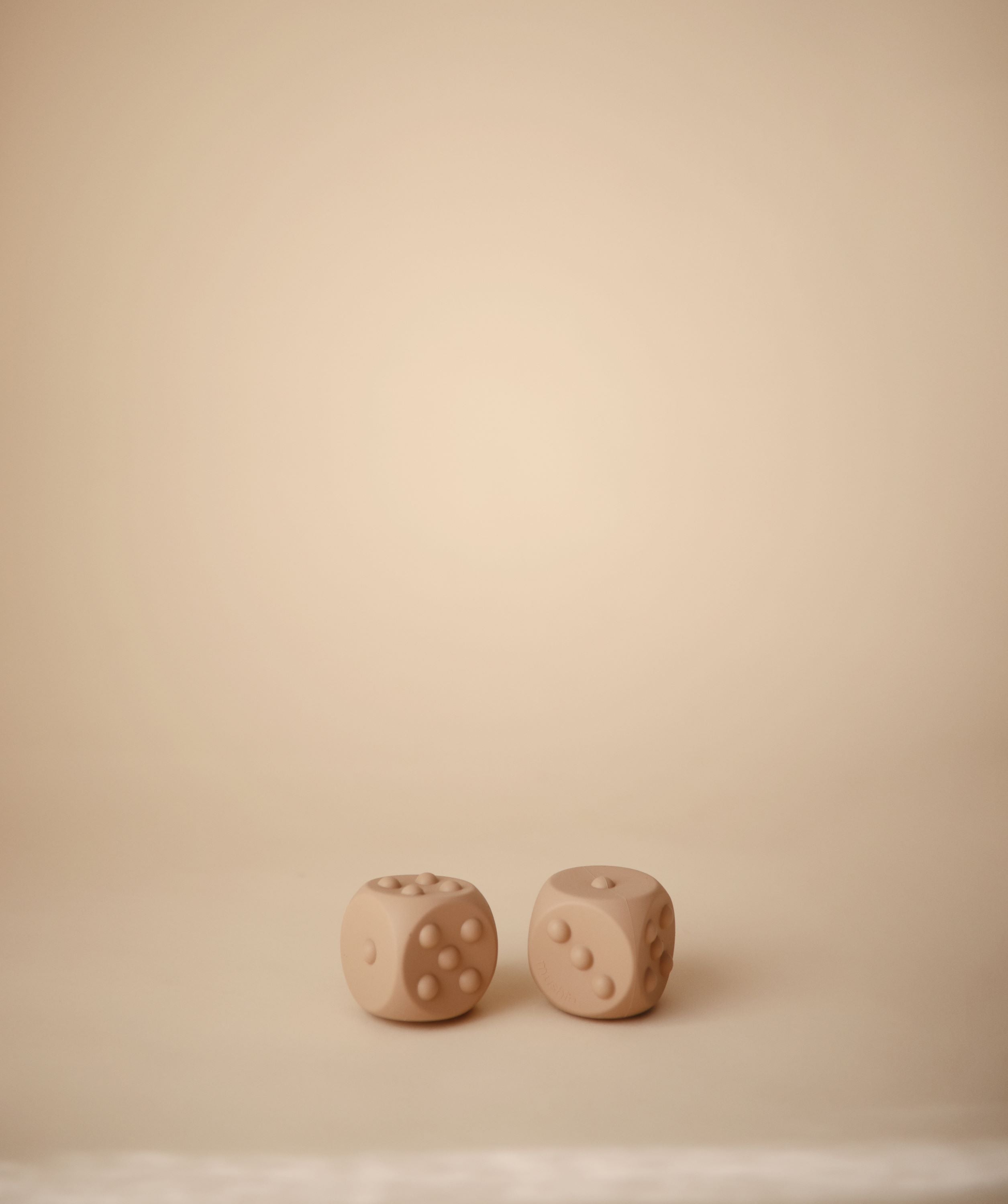 Mushie spaudžiamas žaislas „Dice Press Toy“, 2 vnt. – Blush/Shifting Sands