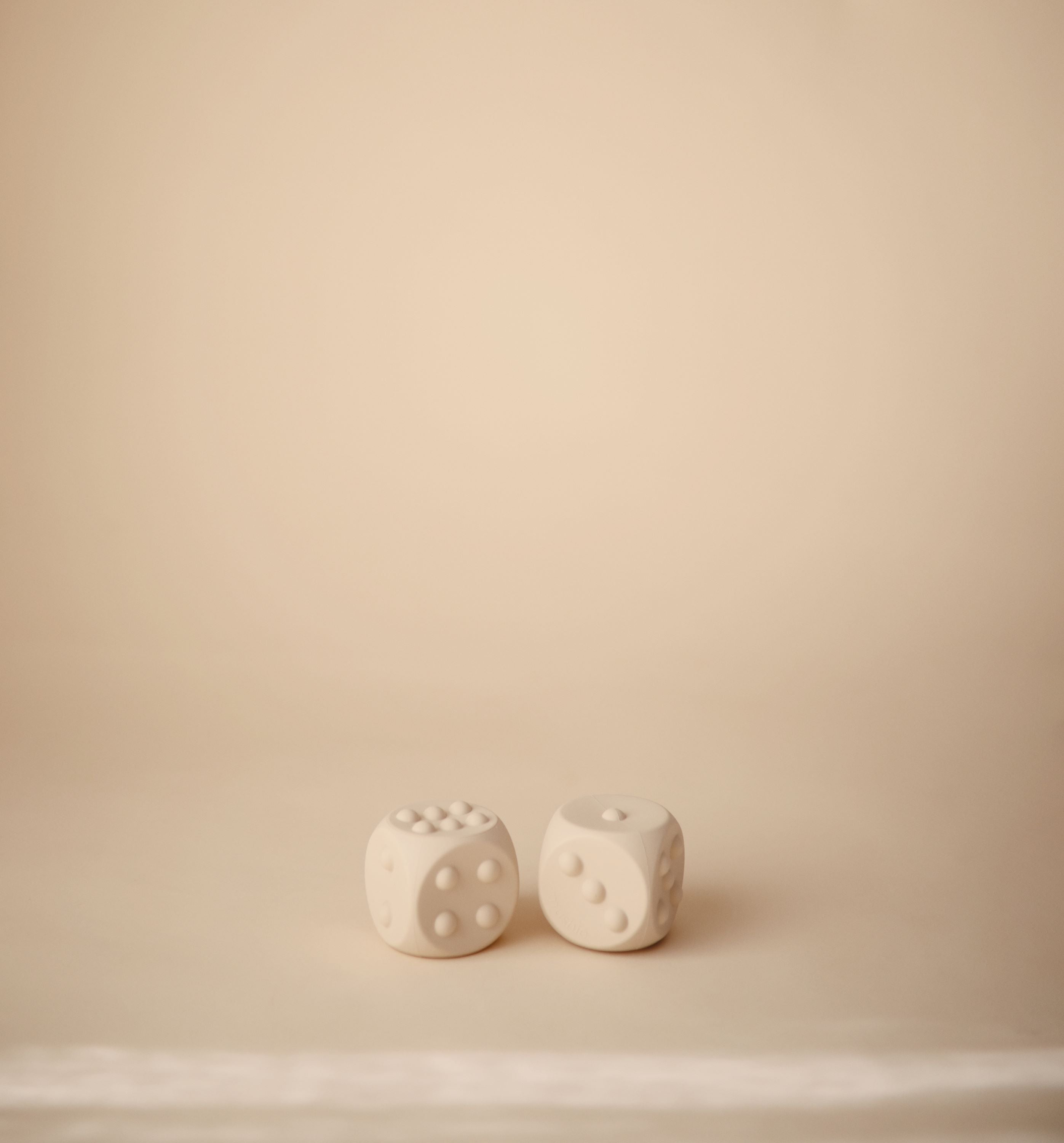 Mushie spaudžiamas žaislas „Dice Press Toy“, 2 vnt. – Blush/Shifting Sands