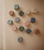 Spaudžiamas žaislas „Kauliukai“, 2 vnt. – Blush/Shifting Sands