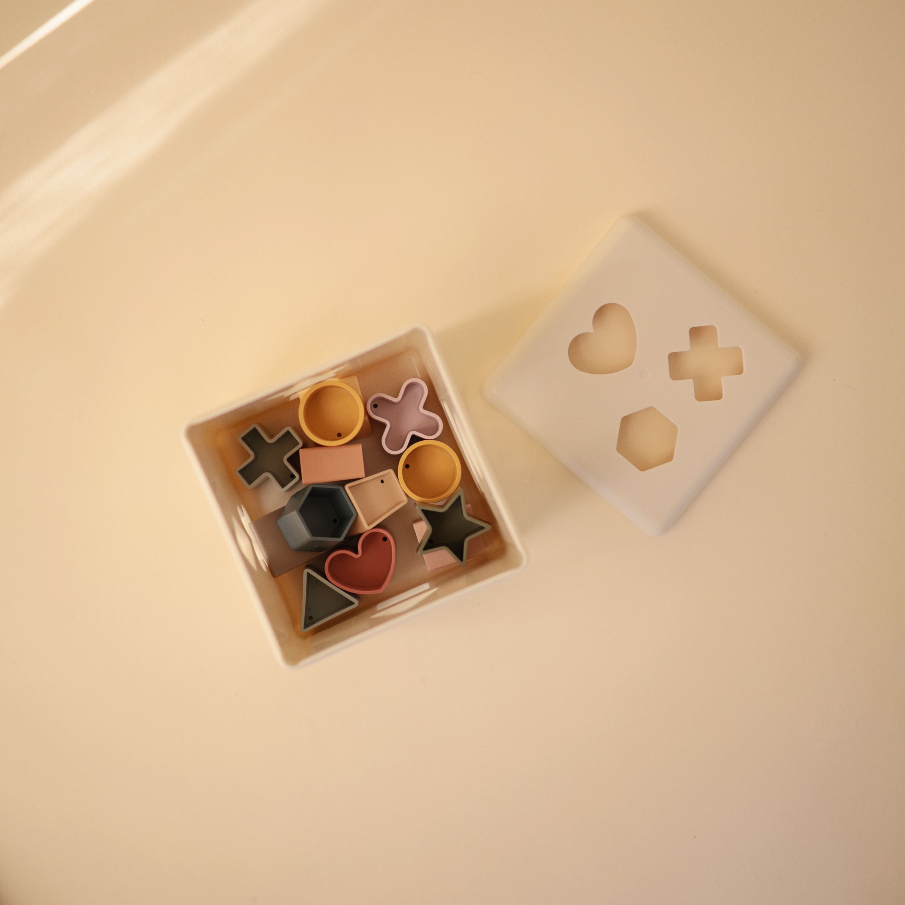 Mushie rūšiavimo dėžutė „Shape Sorting Box“ – Original