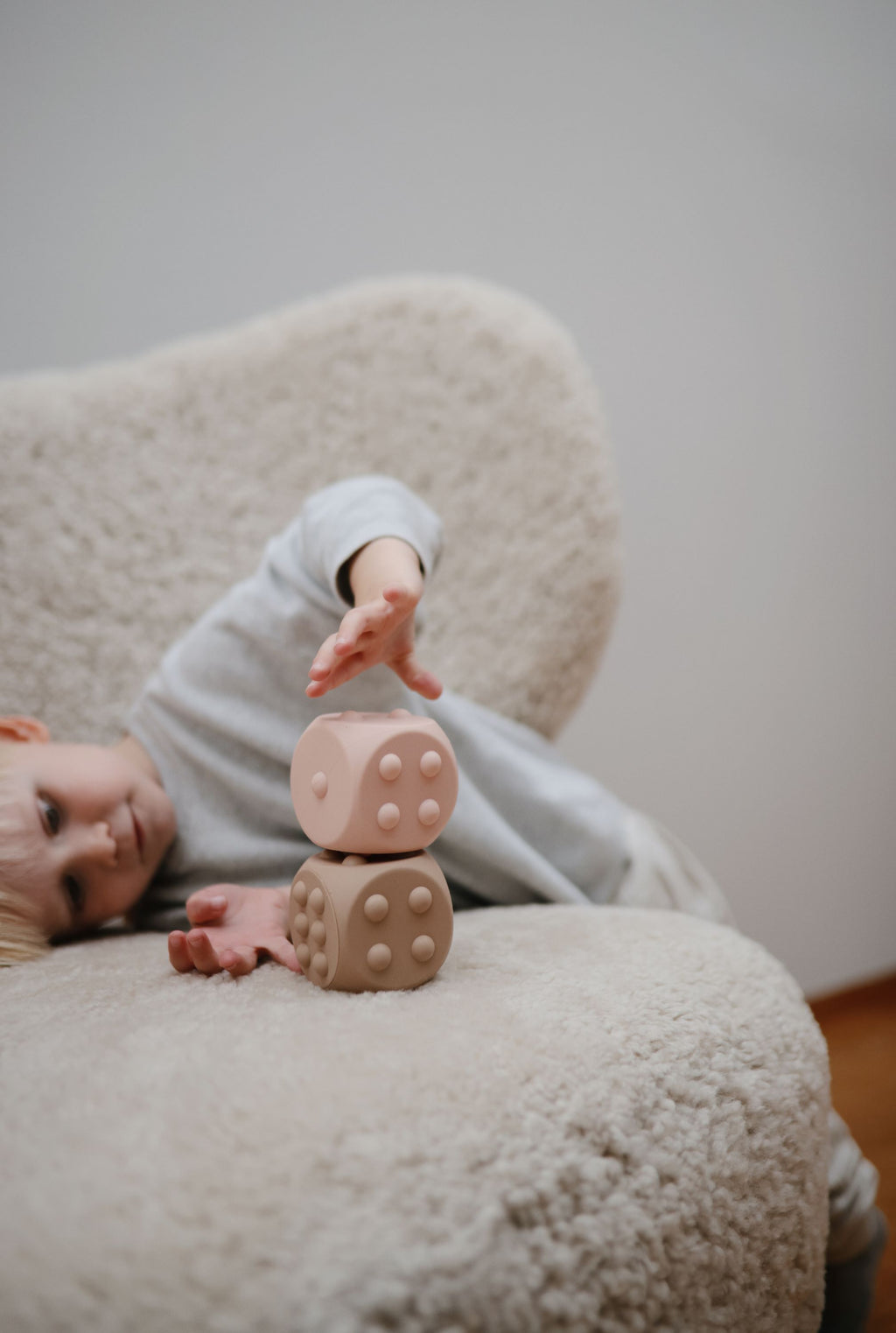 Mushie spaudžiamas žaislas „Dice Press Toy“, 2 vnt. – Cambridge Blue/Shifting Sands