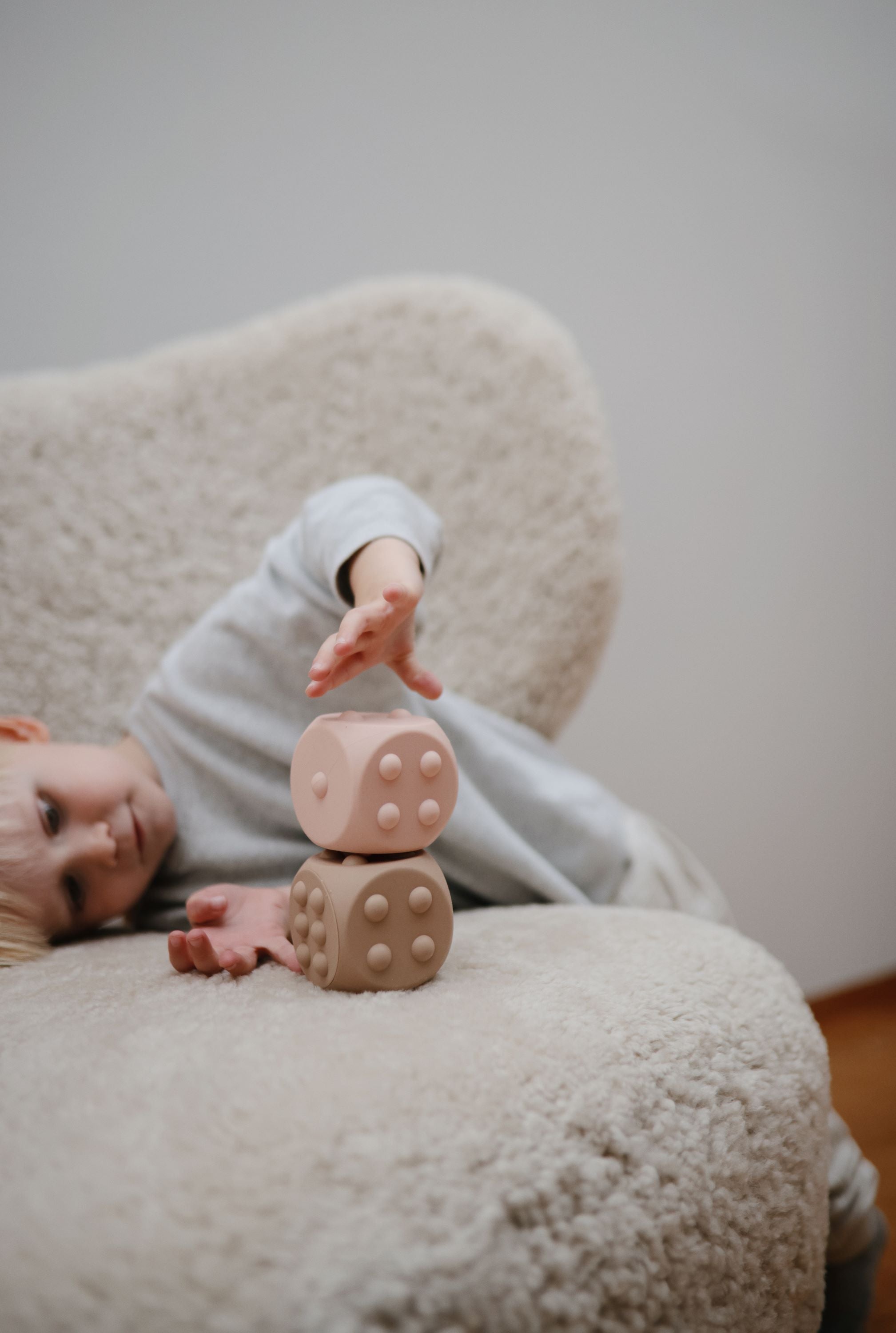 Mushie spaudžiamas žaislas „Dice Press Toy“, 2 vnt. – Cambridge Blue/Shifting Sands