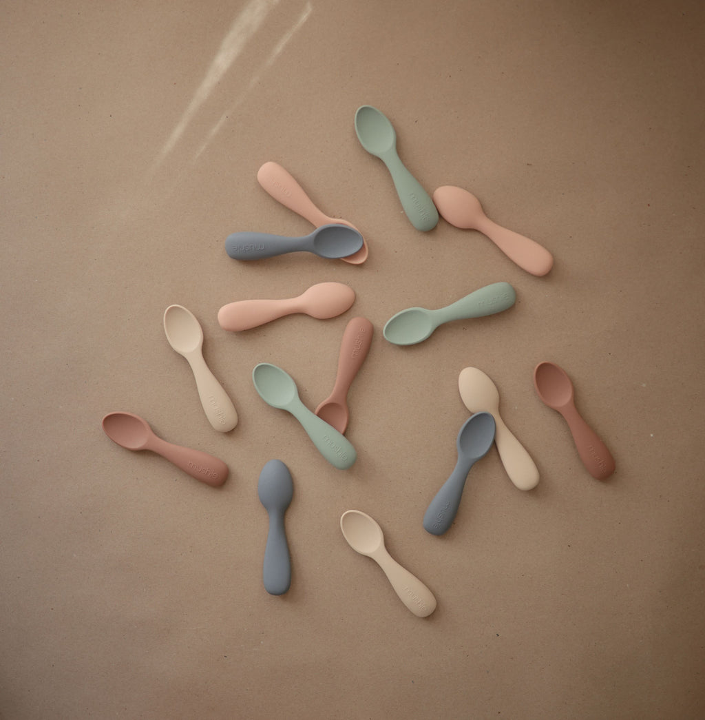 Silikoniniai pirmieji šaukšteliai „Toddler Starter Spoons“, 2 vnt. – Tradewinds/Shifting Sand