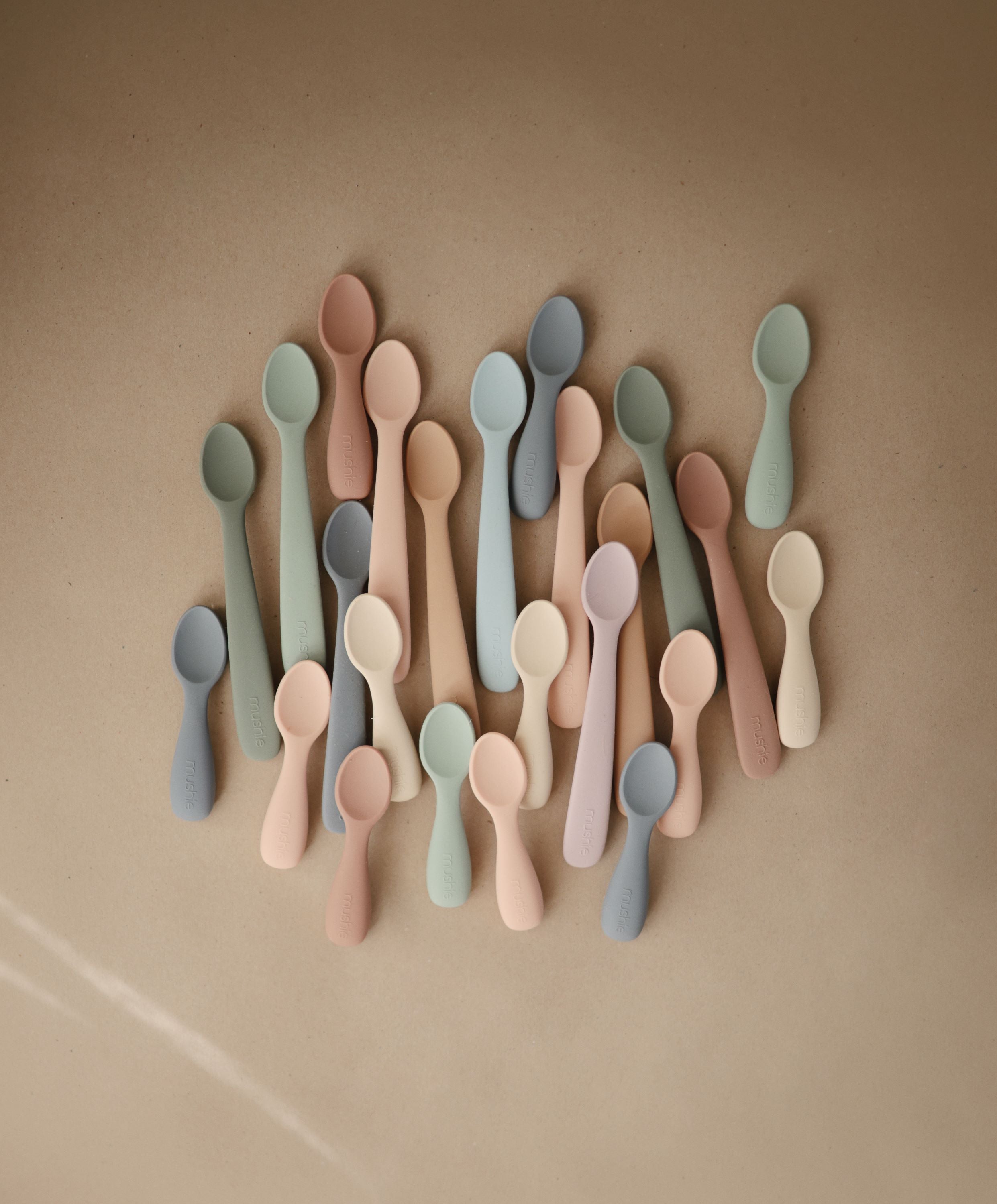 Silikoniniai pirmieji šaukšteliai „Toddler Starter Spoons“, 2 vnt. – Natural/Shifting Sand