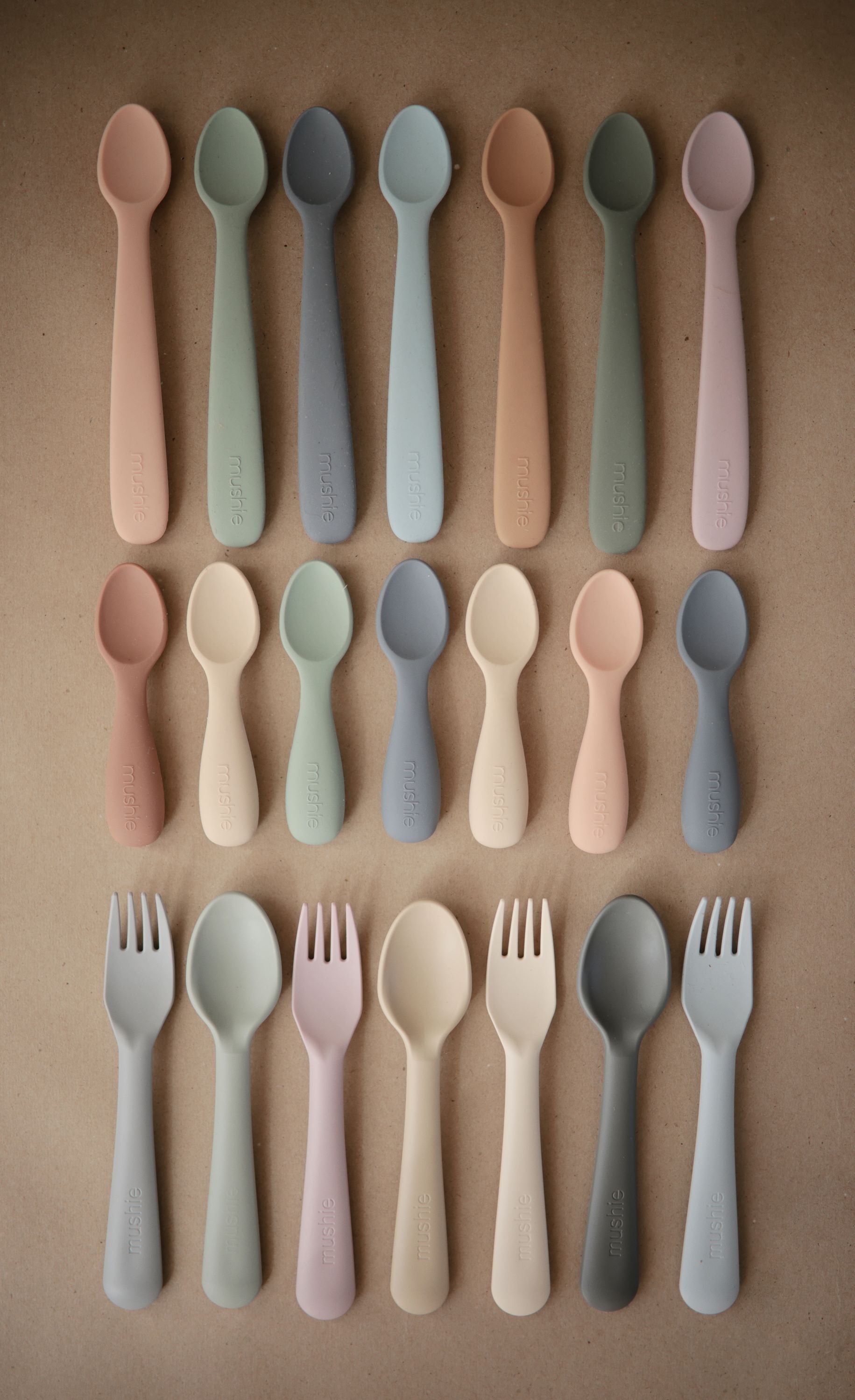 Silikoniniai pirmieji šaukšteliai „Toddler Starter Spoons“, 2 vnt. – Tradewinds/Shifting Sand