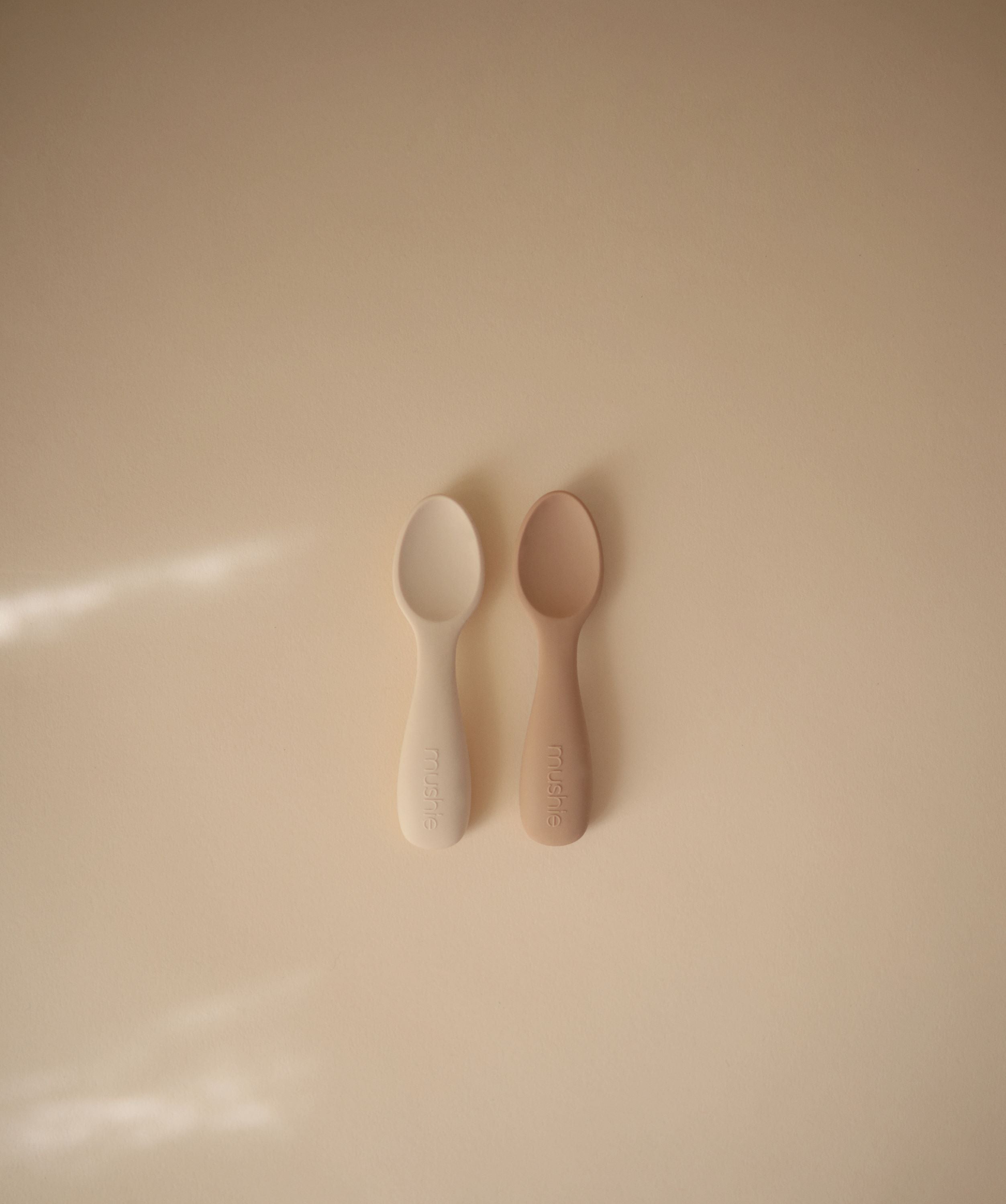 Silikoniniai pirmieji šaukšteliai „Toddler Starter Spoons“, 2 vnt. – Natural/Shifting Sand