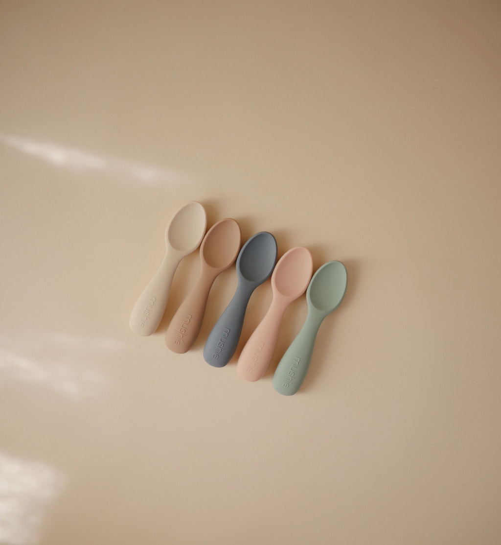 Silikoniniai pirmieji šaukšteliai „Toddler Starter Spoons“, 2 vnt. – Tradewinds/Shifting Sand