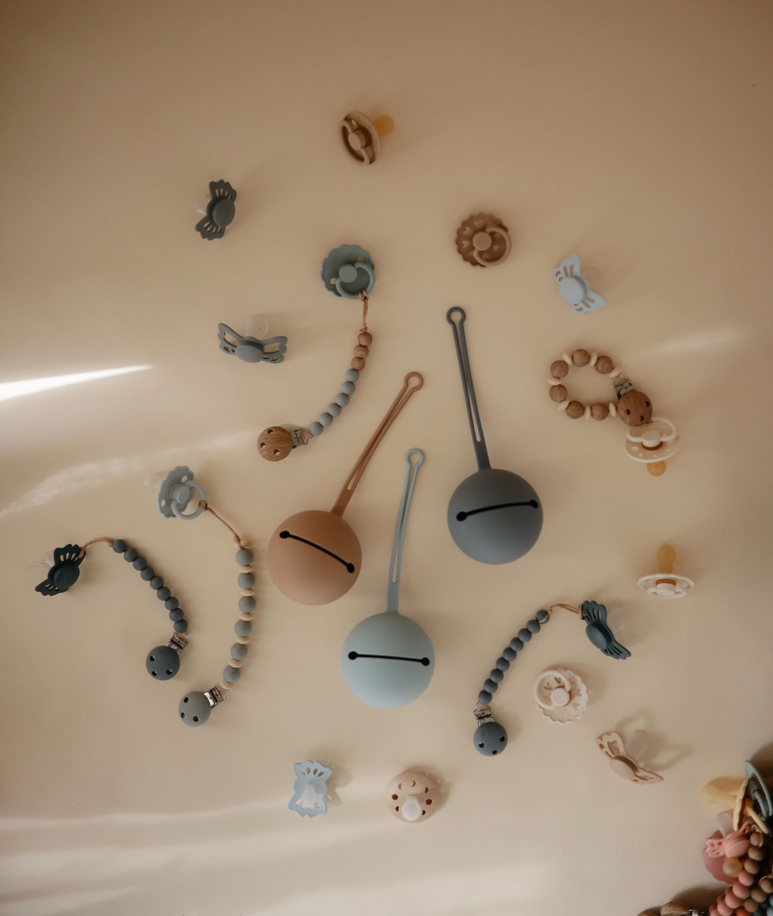 Čiulptukų silikoninis dėklas  - Pilkai rusva